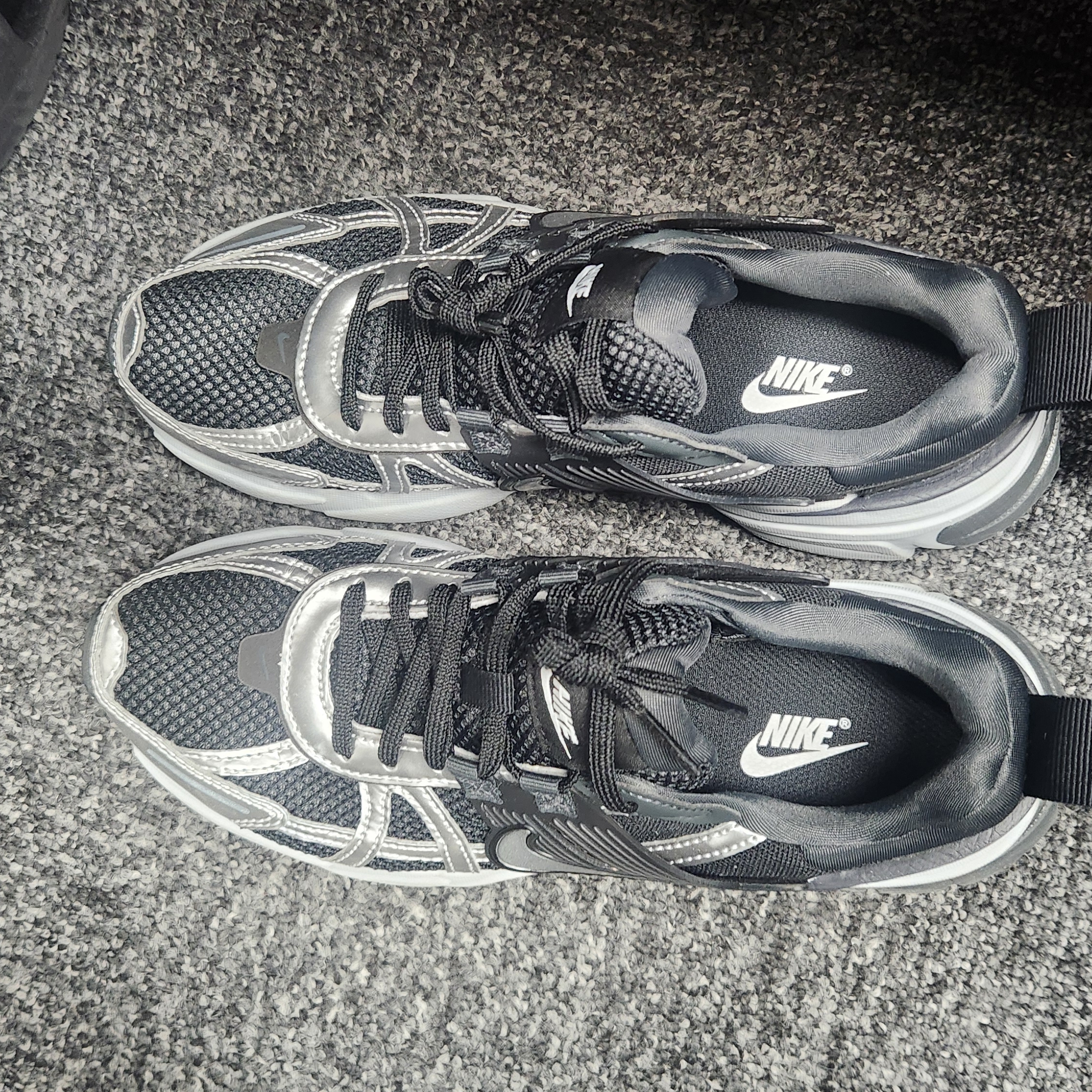 (W) Nike V2K Run Black Dark Smoke Grey 착용 스타일