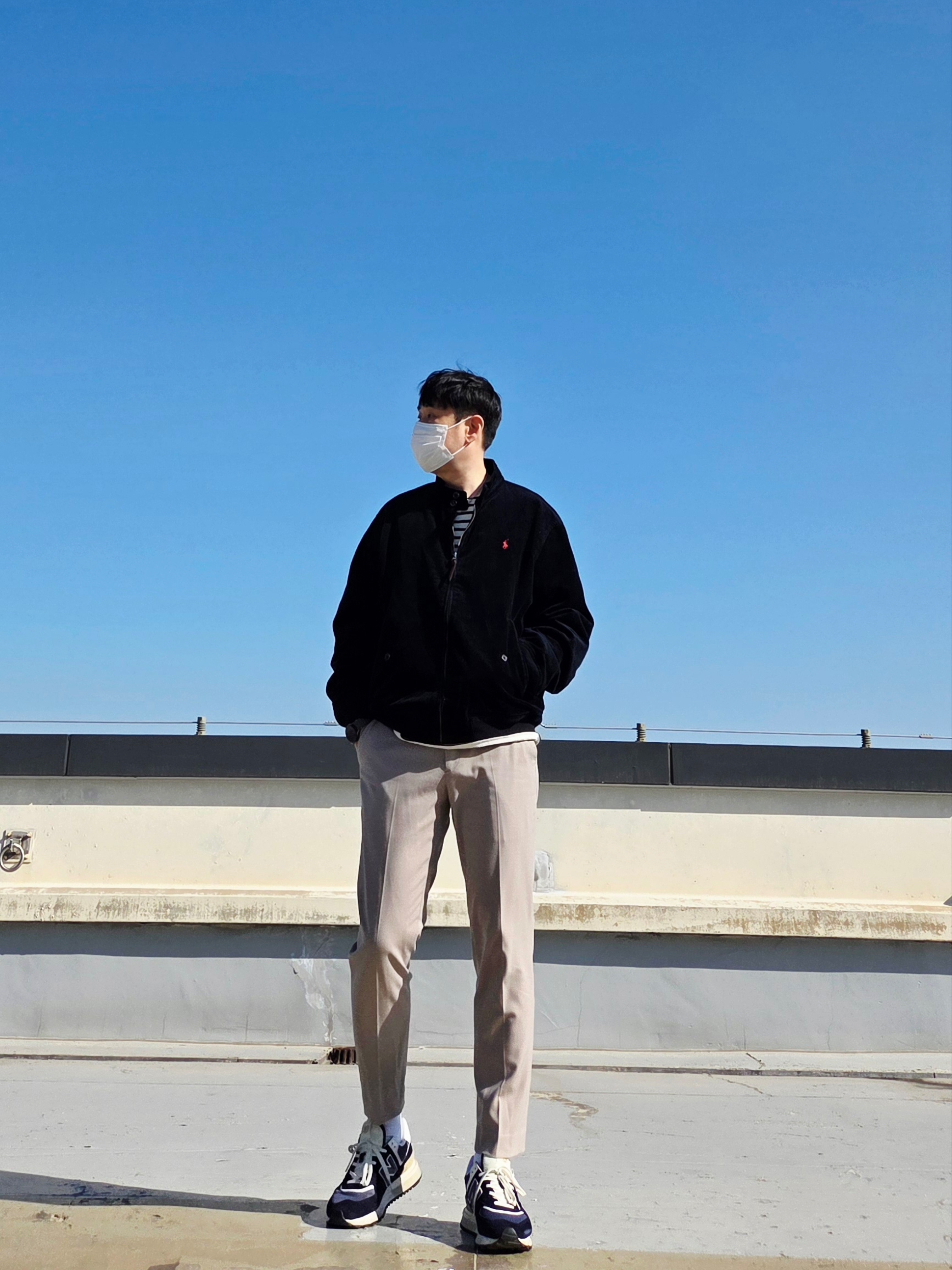 뉴발란스 574 레거시 네이비, 세인트 제임스 메르디앙 모던 스트라이프 세일러 셔츠 에크루 마린 착용 스타일 - 2