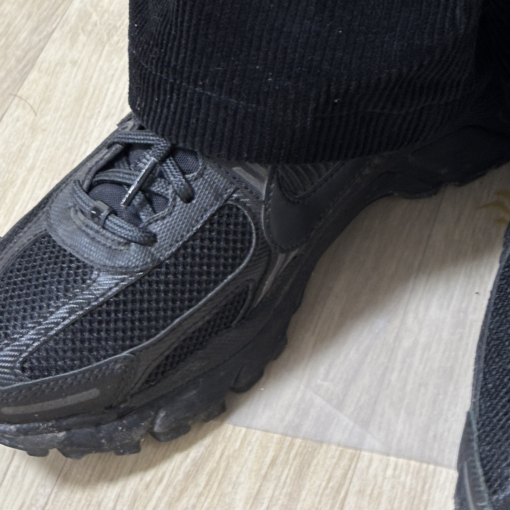 Nike Zoom Vomero 5 SP Black 착용 스타일 - 3