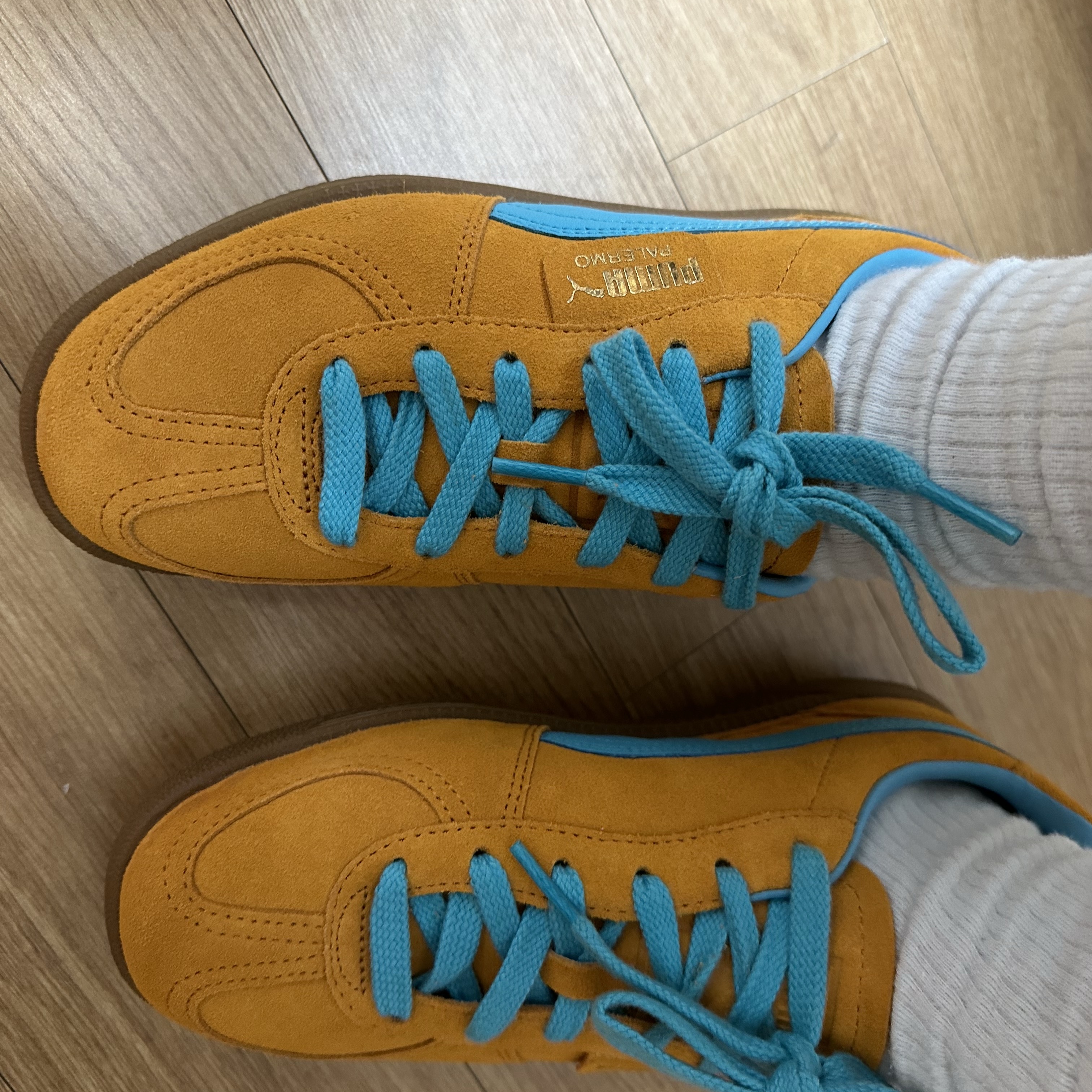 Puma Palermo Dark Cheddar Bright Aqua 착용 스타일 - 2