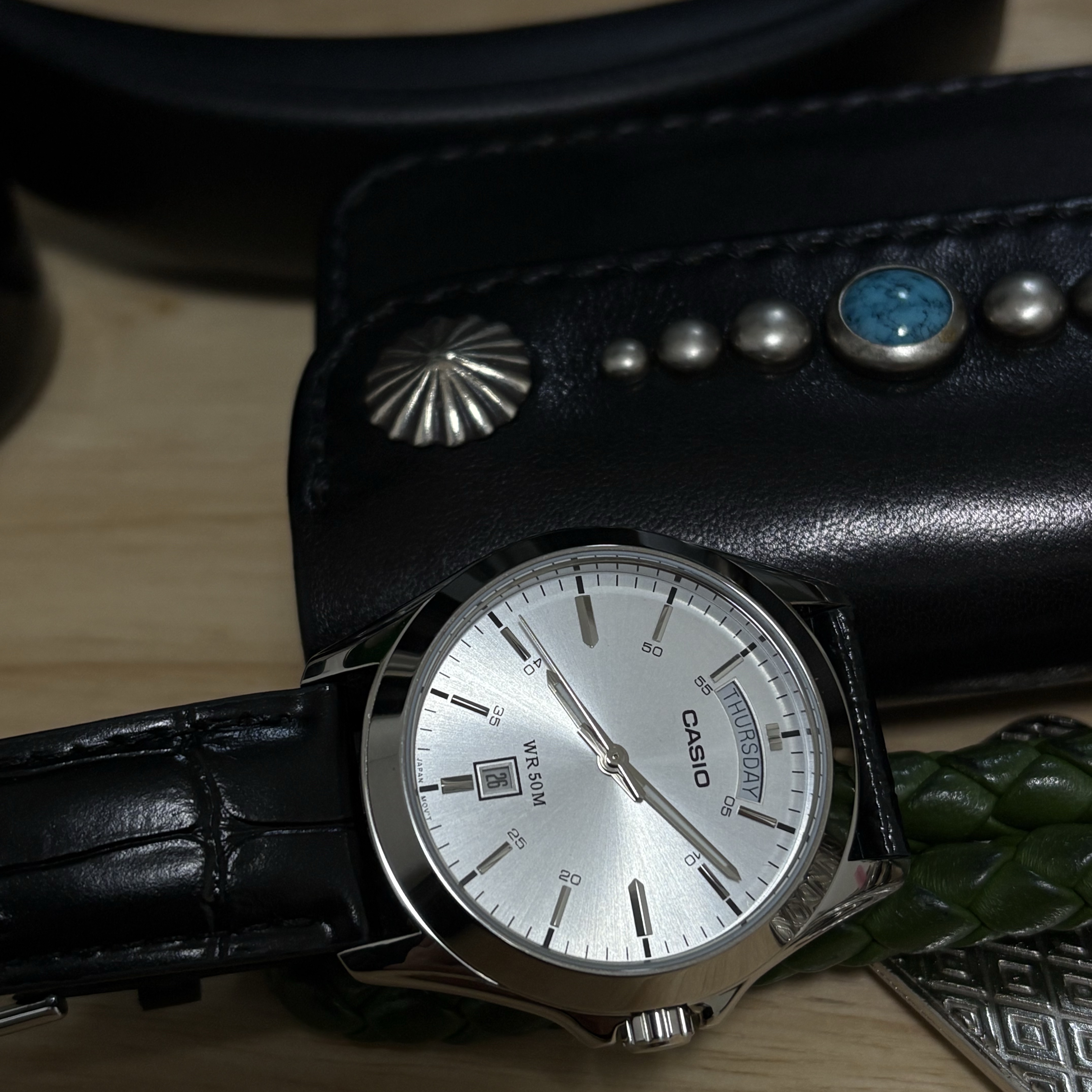 Casio MTP-1370L-7AVDF 착용 스타일