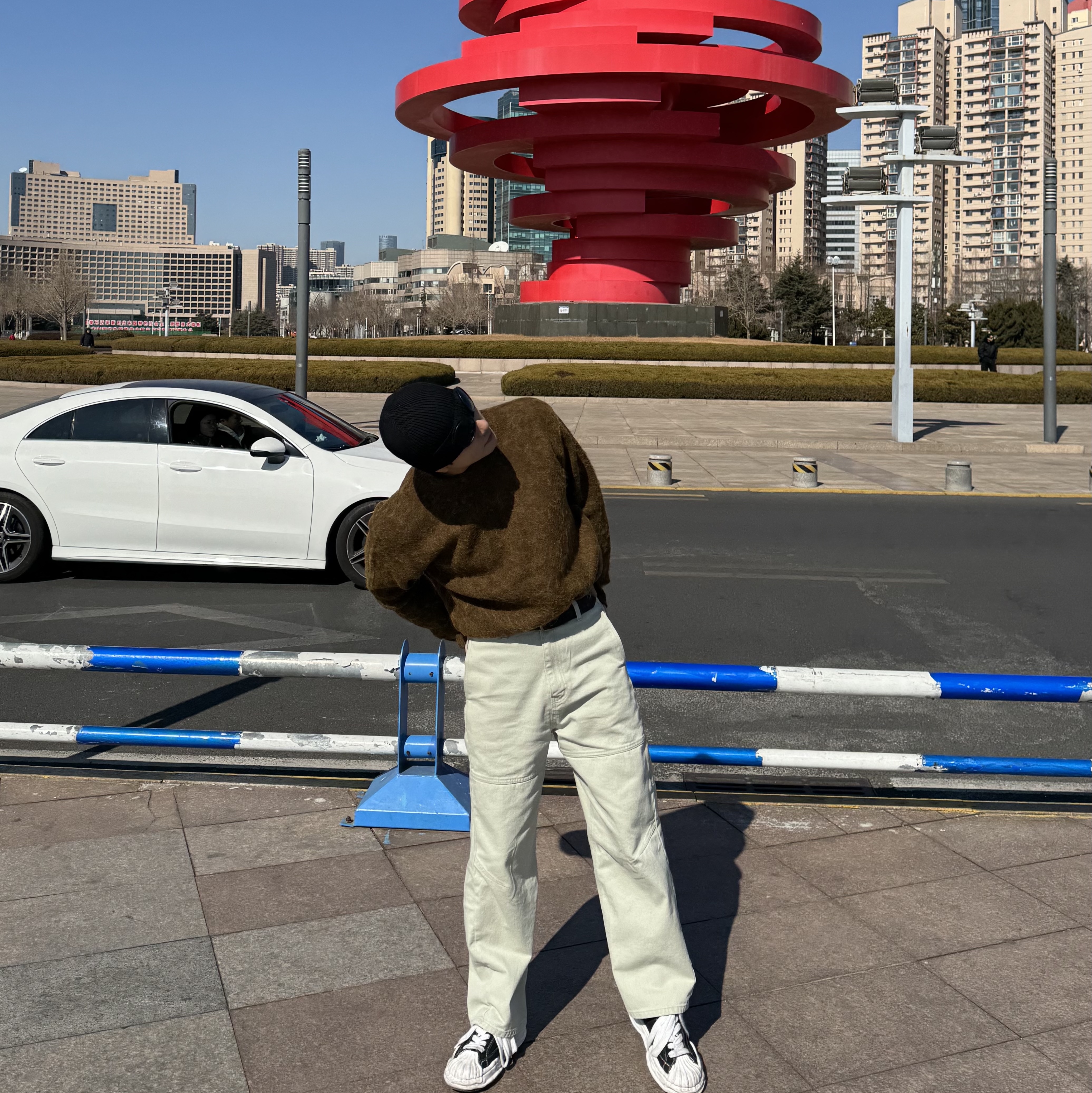 메종 미하라 야스히로 블레이키 OG 솔 캔버스 로우탑 스니커즈 블랙 화이트, C.P. 컴퍼니 코튼 고글 비니 블랙 - 22SS 착용 스타일 - 1