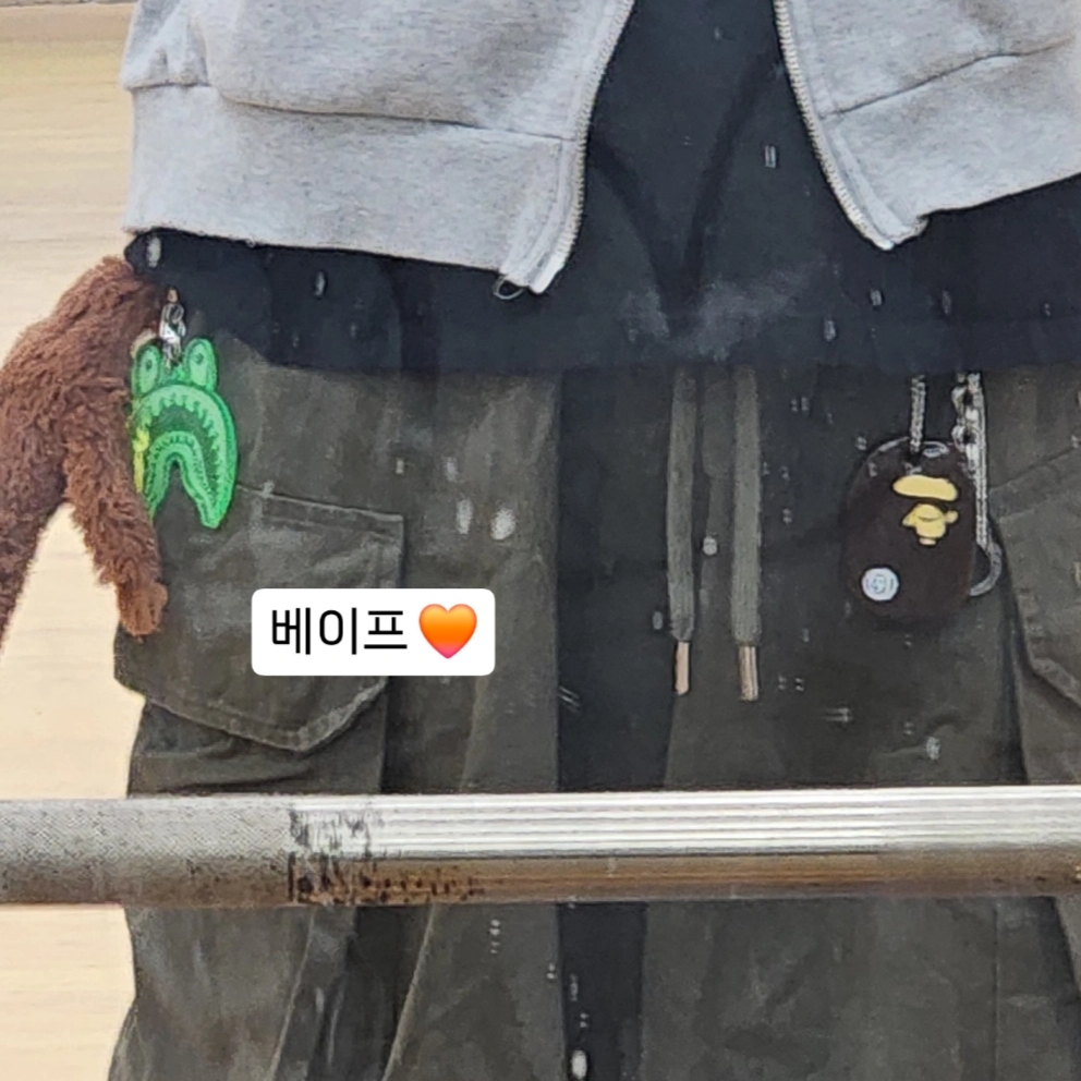 BAPE Ape Head Keychain (Vinyl Acetate), BAPE Baby Milo Keychain Brown 착용 스타일