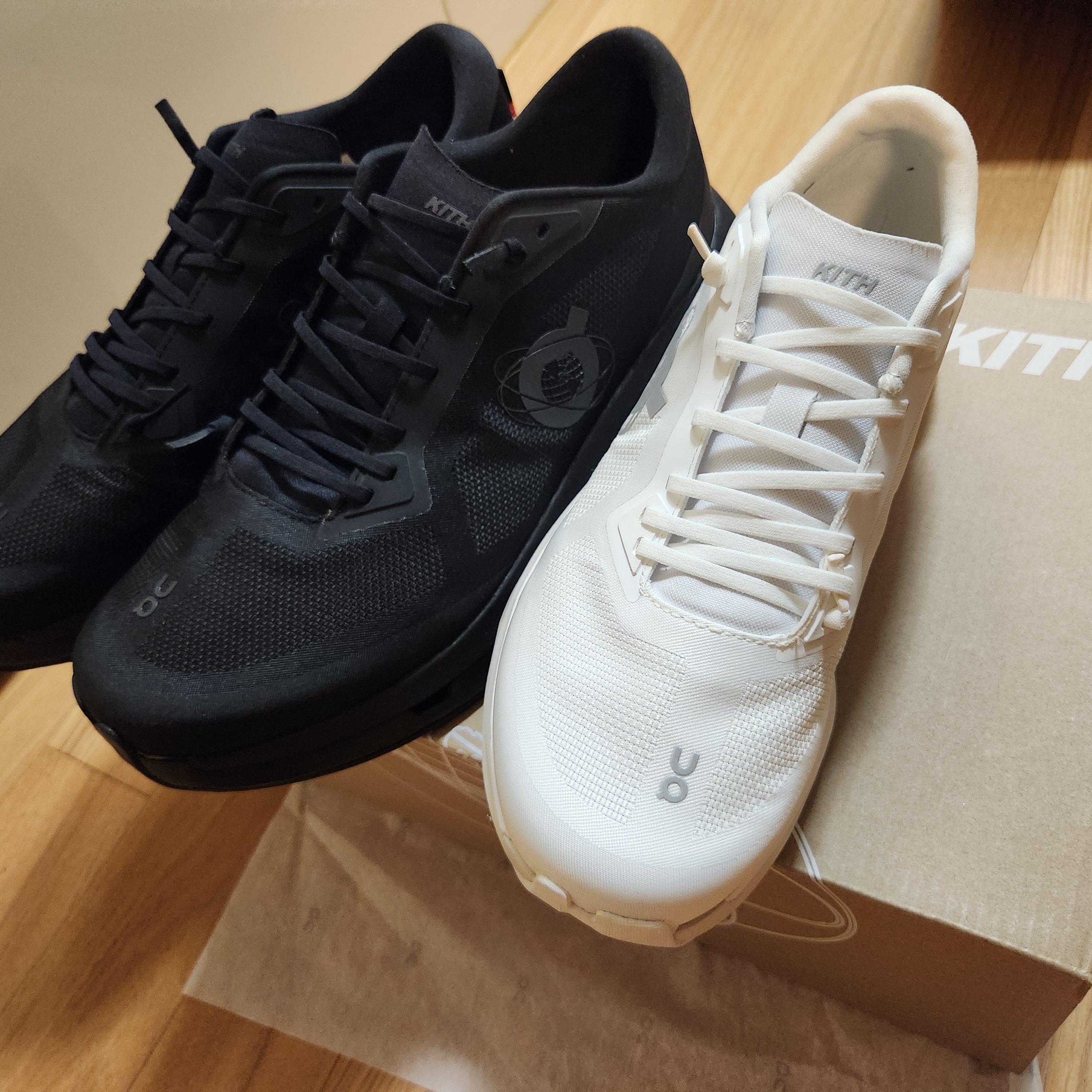 (W) On Running x Kith Cloudzone White Ice, On Running x Kith Cloudzone Black 착용 스타일 - 4