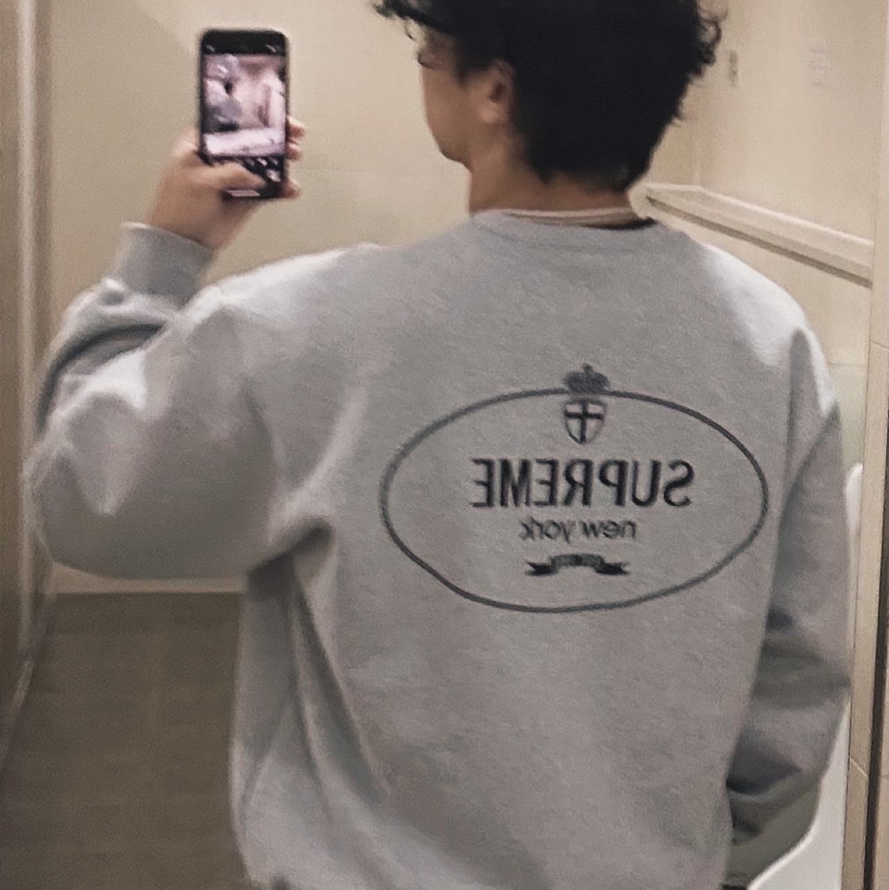 Supreme Crest Crewneck Heather Grey - 24FW 착용 스타일