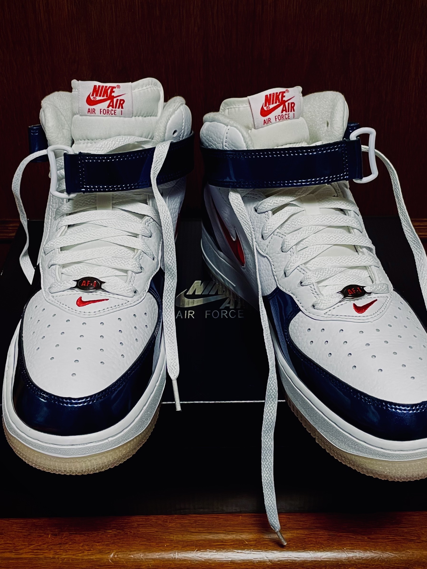 Nike Air Force 1 Mid QS University Red and Midnight Navy 착용 스타일 - 1