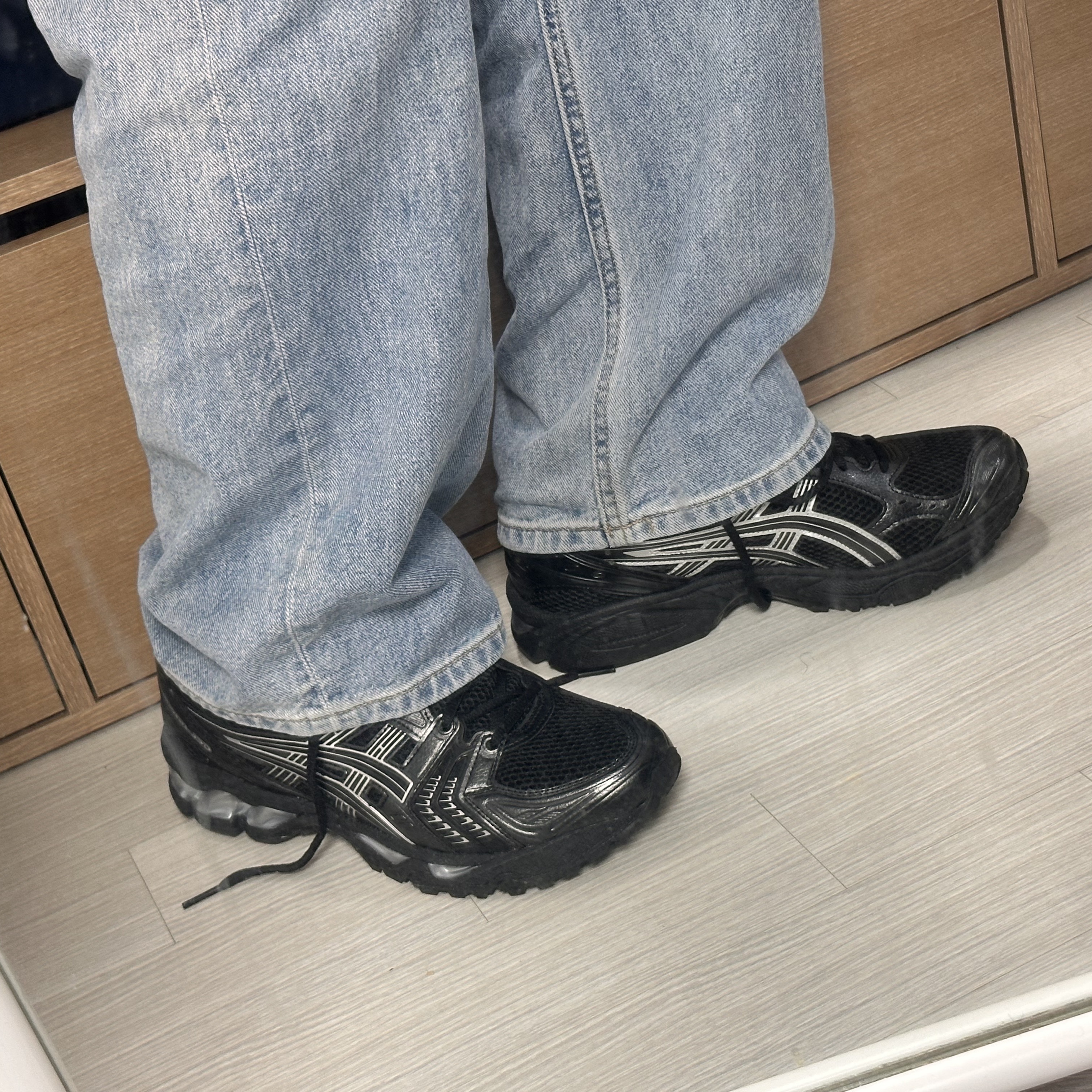 Asics Gel-Kayano 14 Black Pure Silver 착용 스타일 - 1