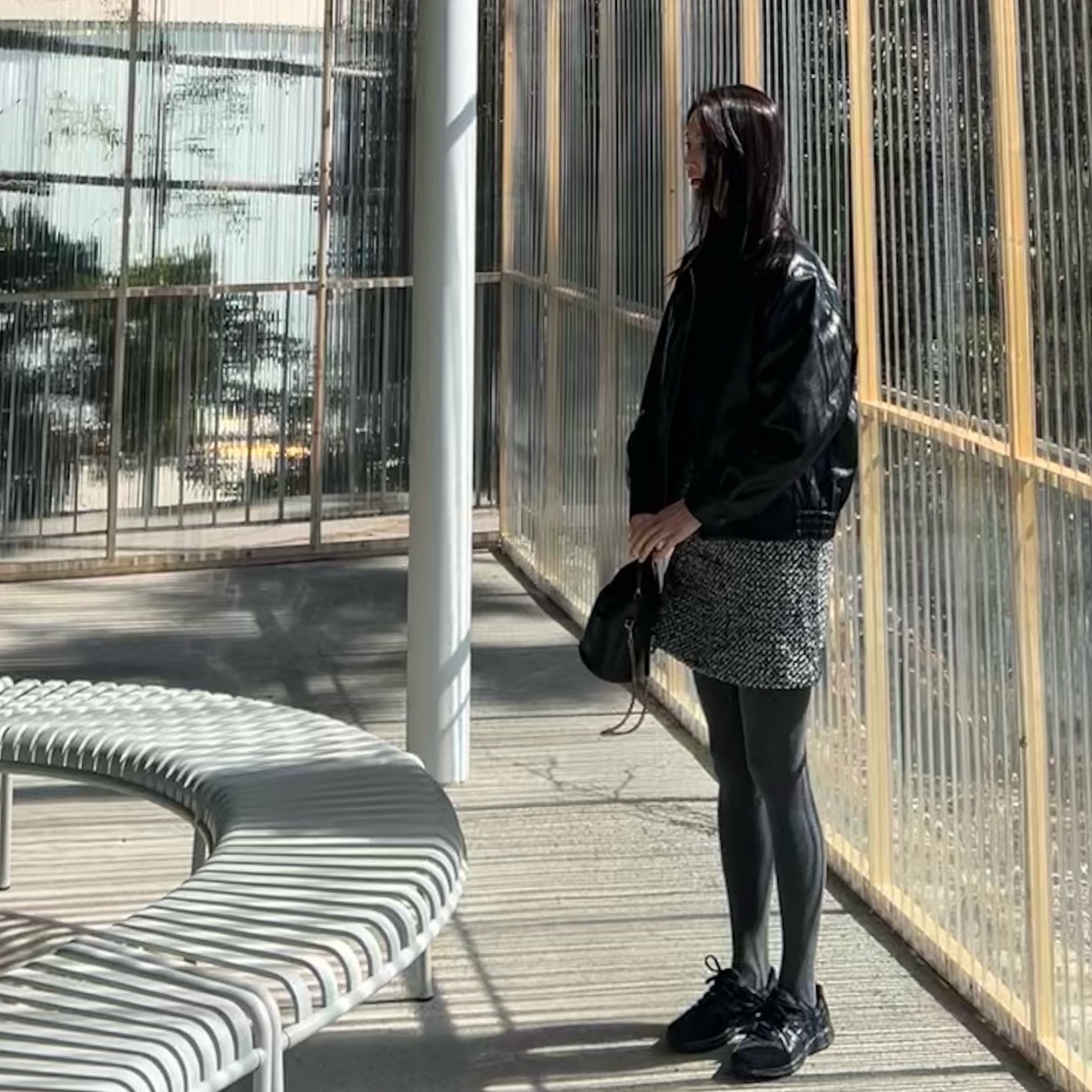 Saint Laurent Gaby Bucket Bag In Lambskin Black, Asics Jog 100 2 Black 착용 스타일 - 1