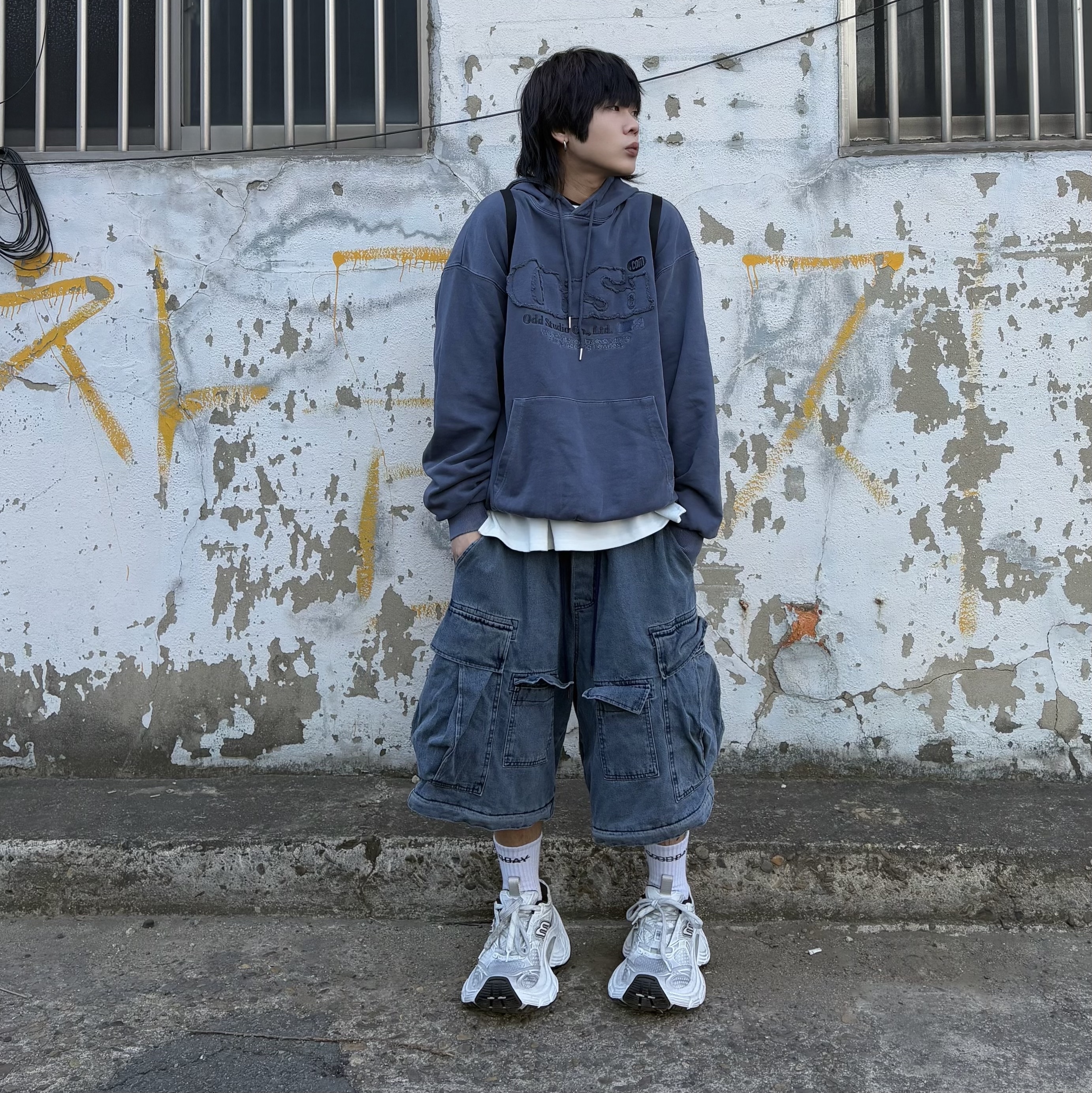 Balenciaga 10XL Sneakers White Grey Silver Black 착용 스타일 - 1