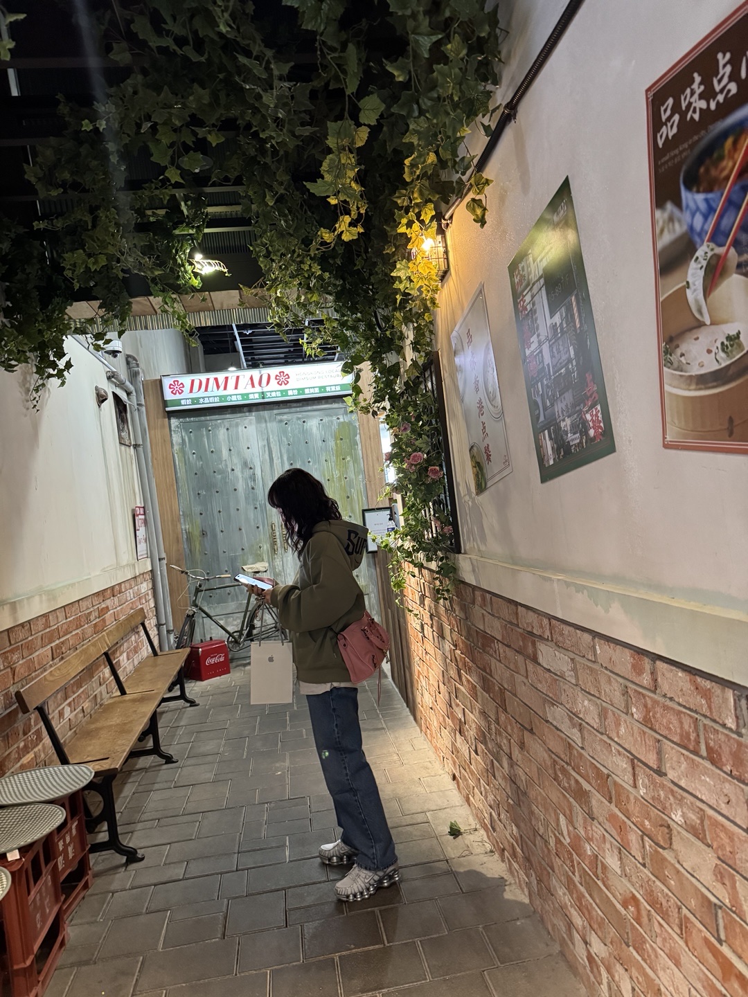 (W) 나이키 샥스 TL 퓨어 플래티넘 앤 메탈릭 실버, 슈프림 미스터 카툰 집업 후드 스웨트셔츠 라이트 올리브 - 24FW 착용 스타일 - 1