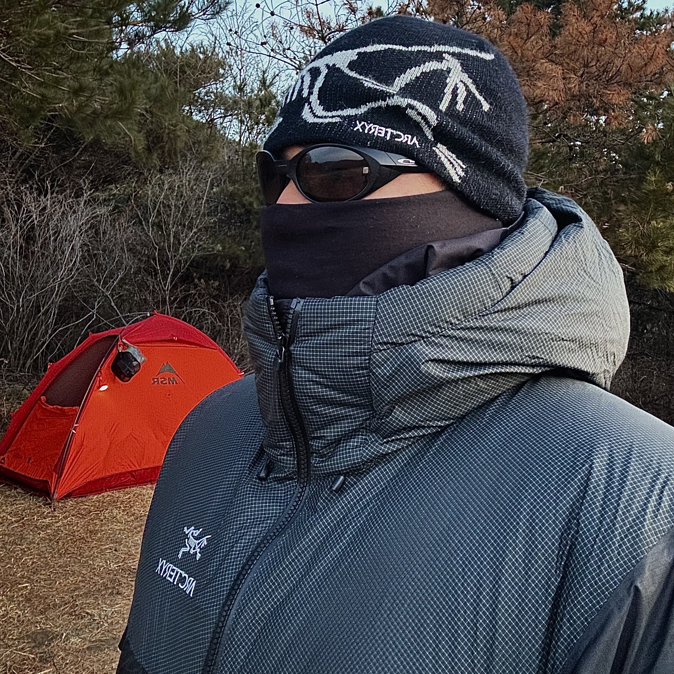 Arc'teryx Alpha Parka Black, Oakley Eye Jacket Redux Matte Black Frame Prizm Grey Lenses High Bridge Fit 착용 스타일