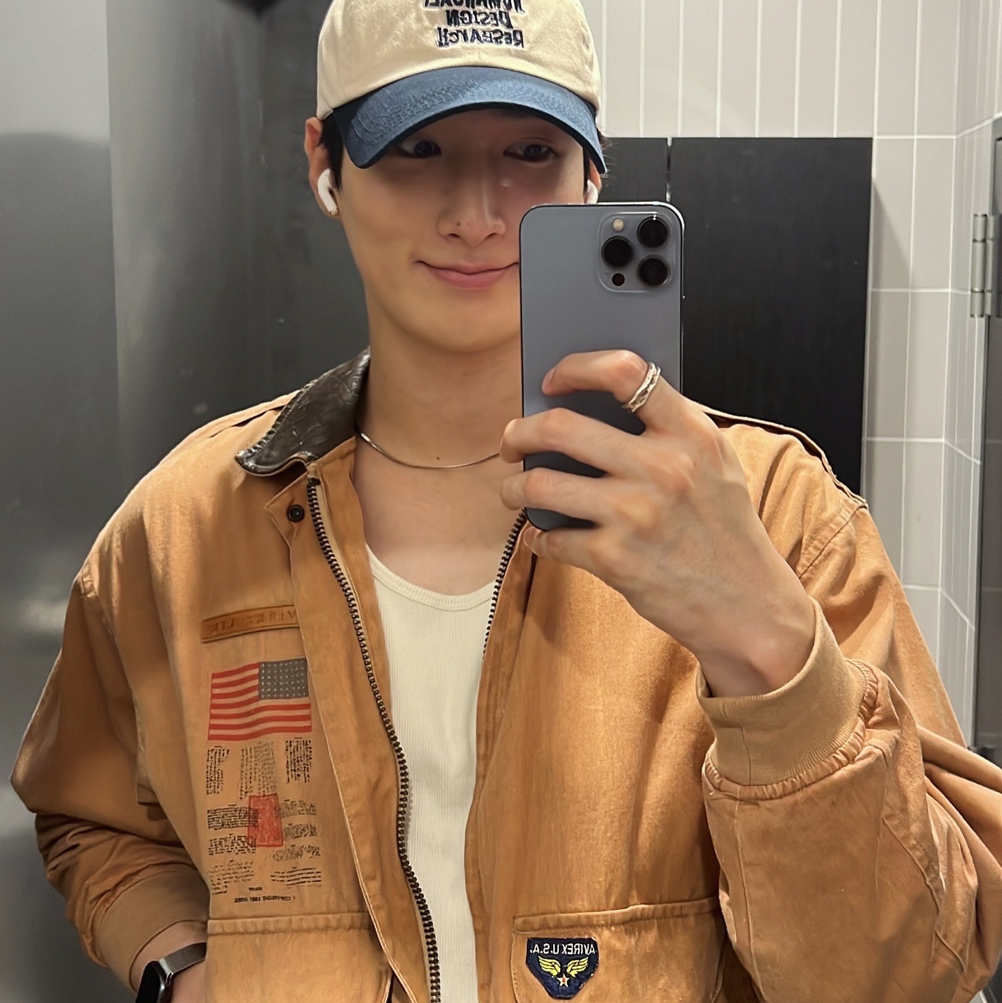노매뉴얼 두들 볼캡 다크 네이비 착용 스타일