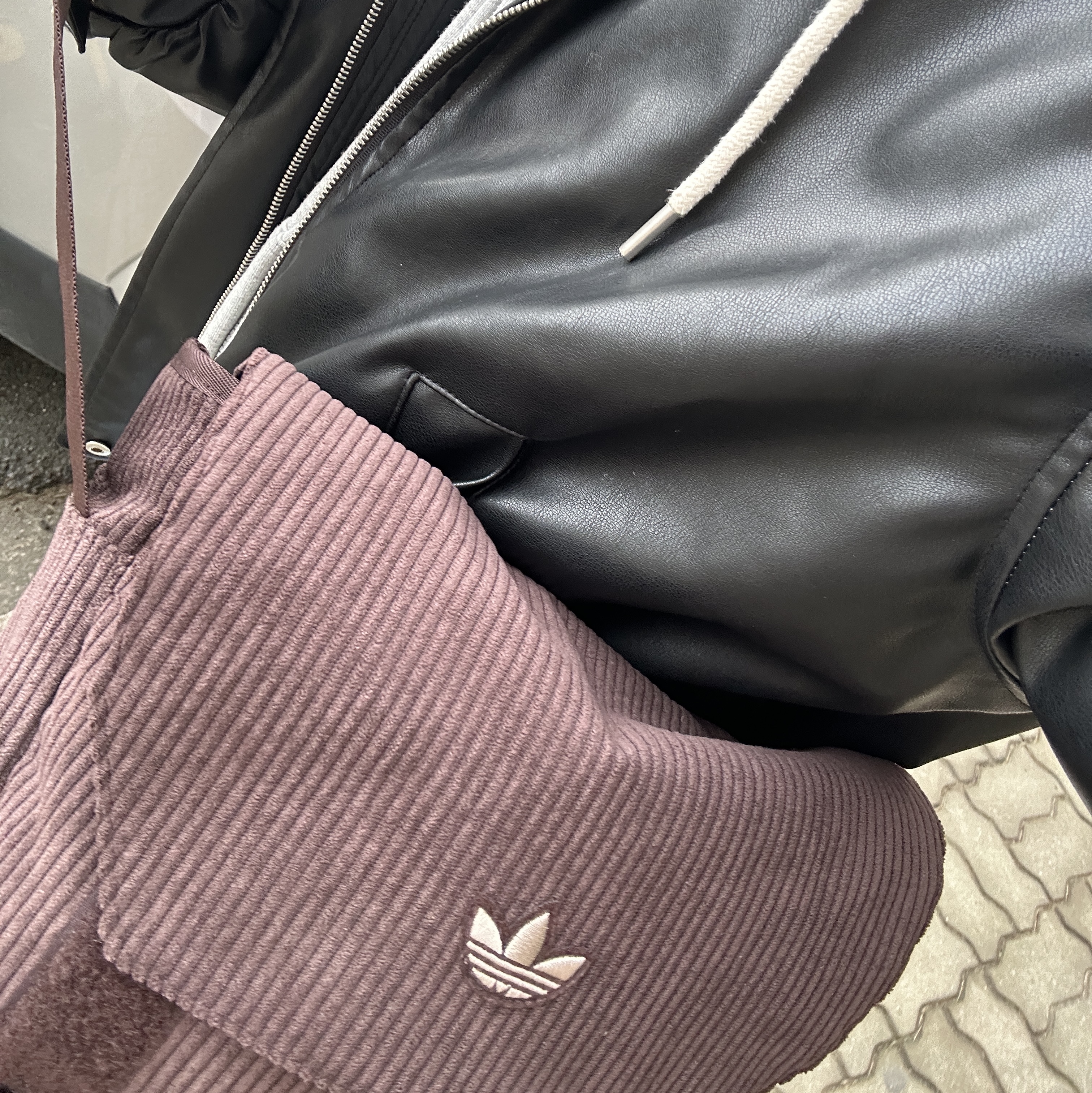 Adidas NEXT+ Corduroy Messenger Bag Shadow Brown 착용 스타일