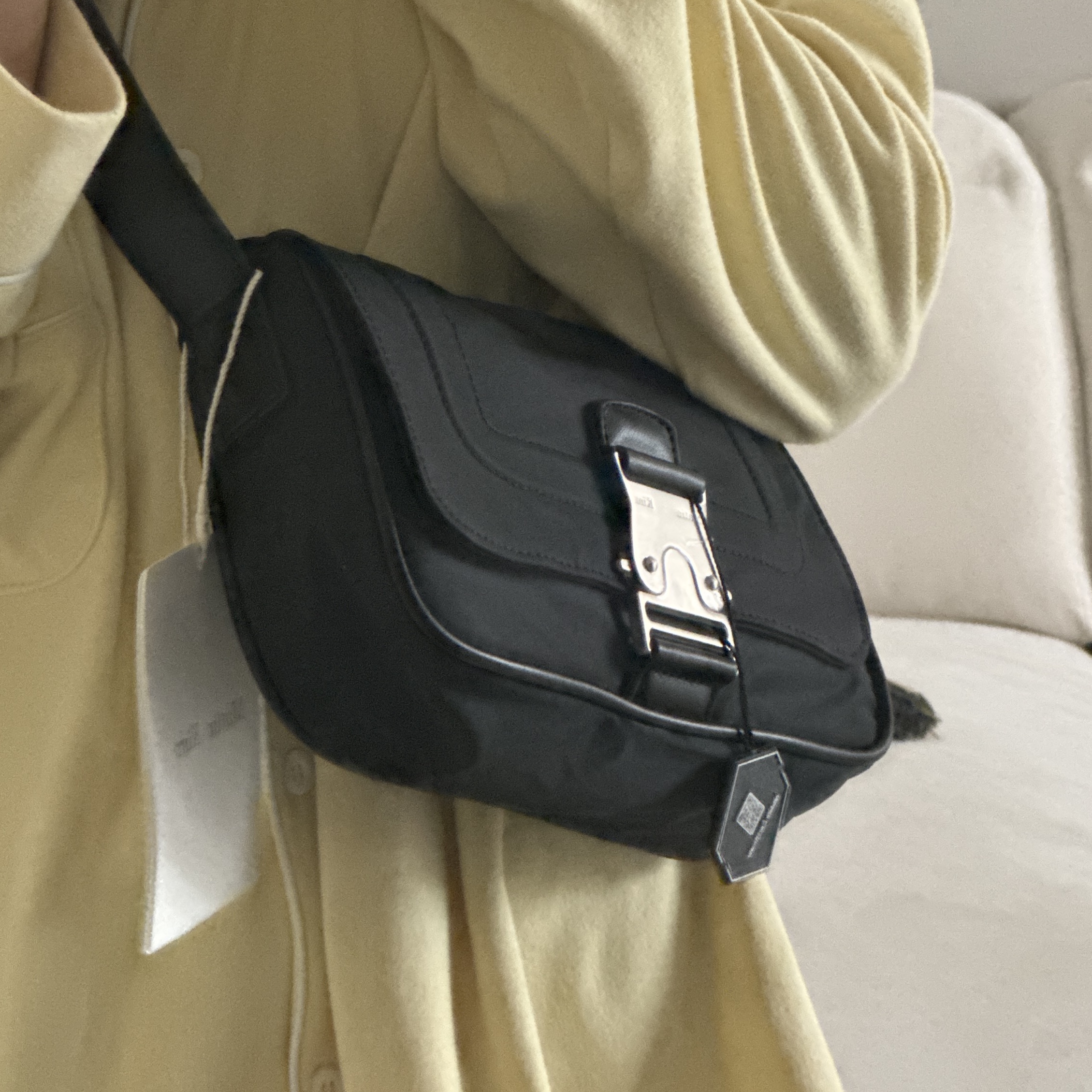 Matin Kim Mini Buckle Bag Black 착용 스타일 - 1