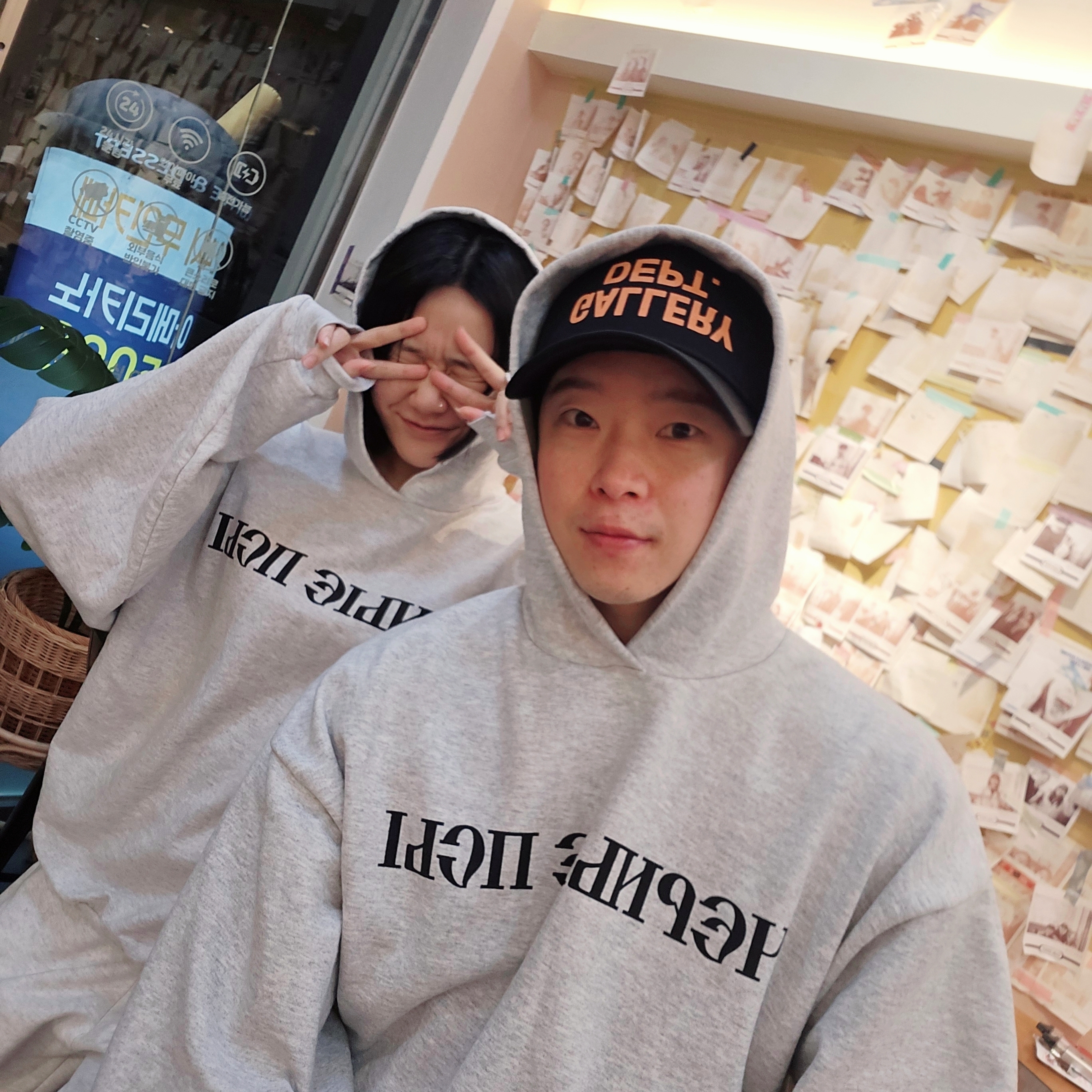 이지 x 고샤 루브친스키 YZY 블랙 독스 후드 헤더 그레이 착용 스타일 - 3