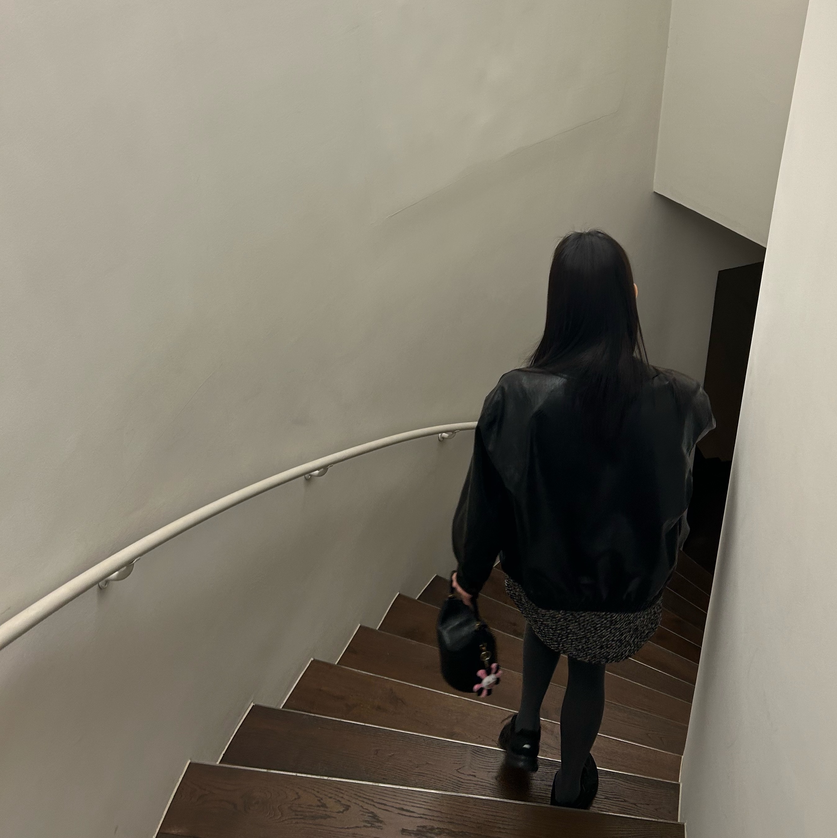 Saint Laurent Gaby Bucket Bag In Lambskin Black, Asics Jog 100 2 Black 착용 스타일 - 2