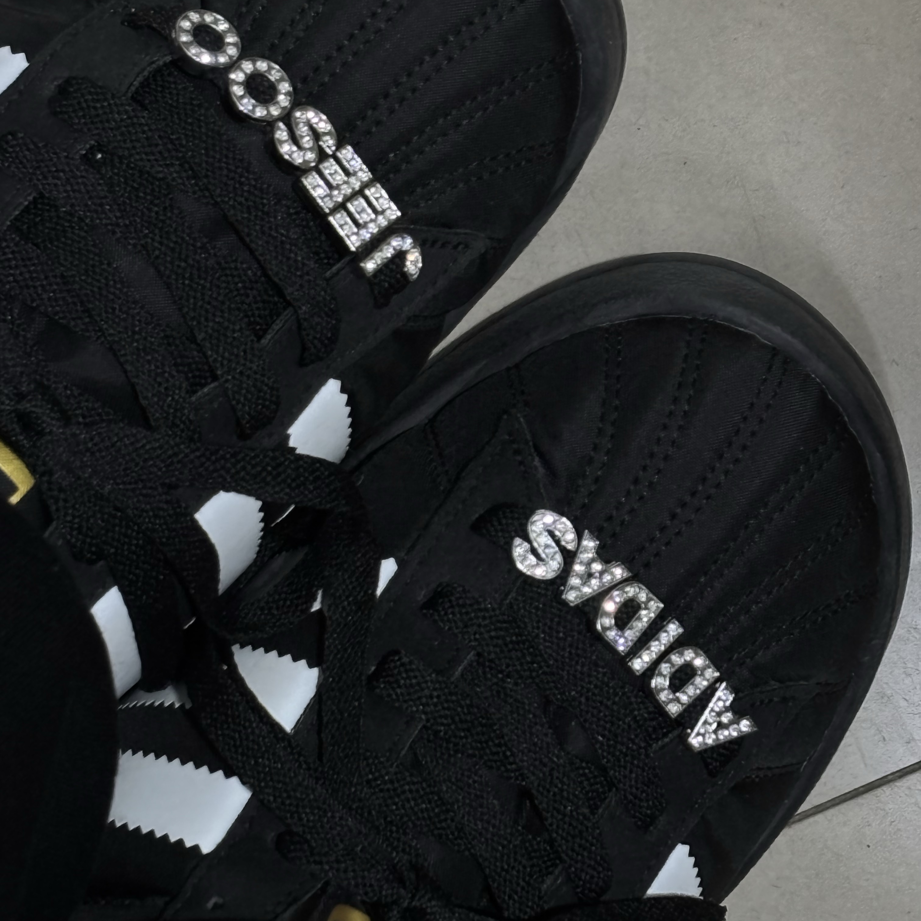 (W) Adidas Originals Superstar Home Core Black Cobalt Blue 착용 스타일 - 1