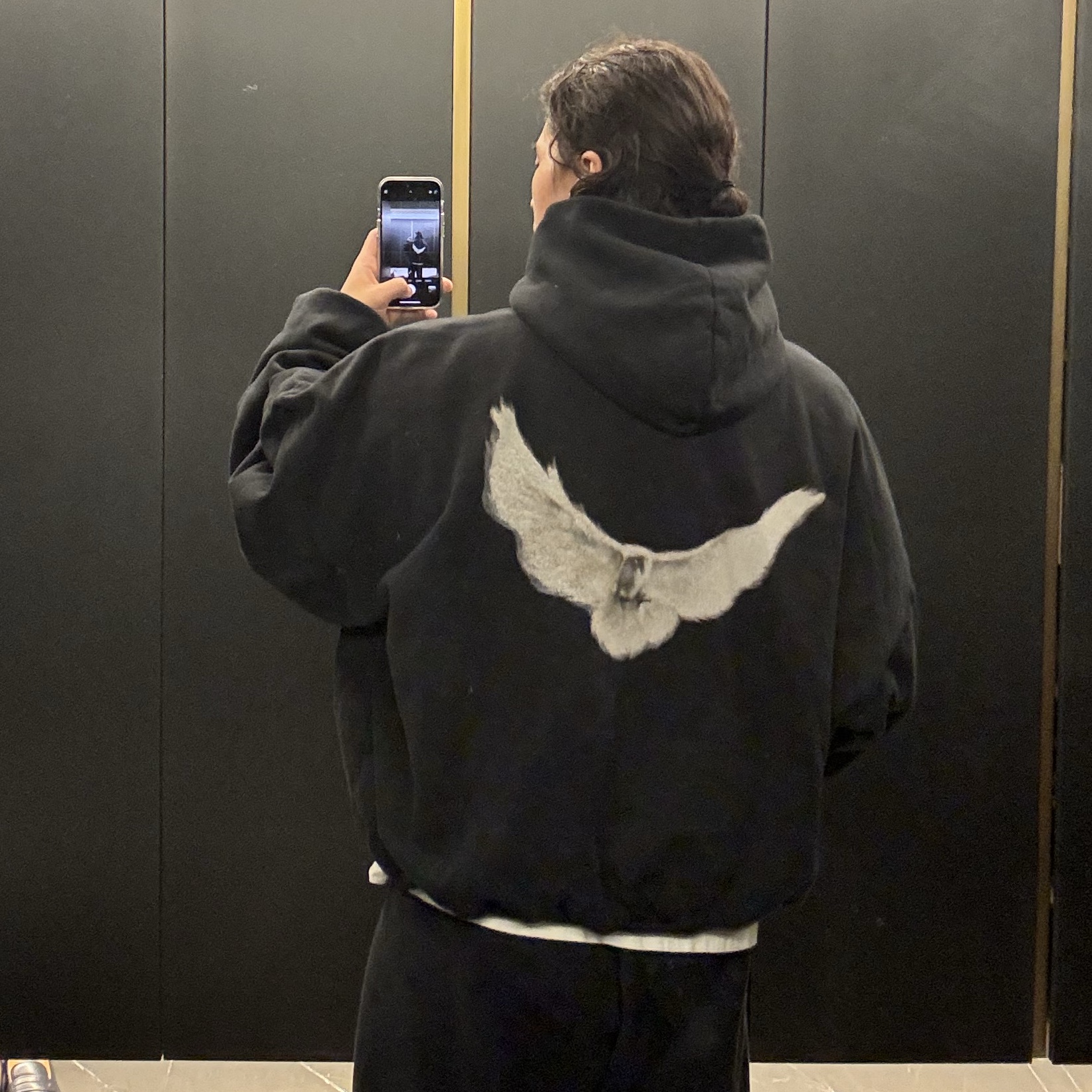 Yeezy Gap Engineered By Balenciaga Dove Hoodie Washed Black 착용 스타일