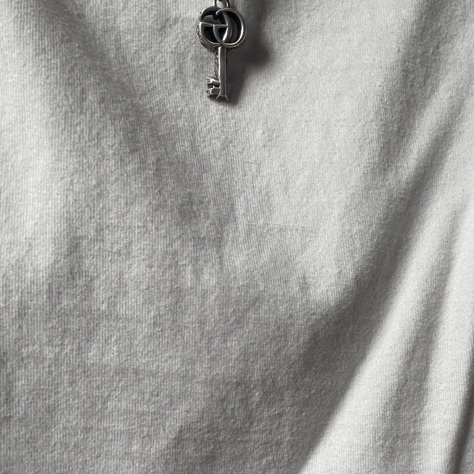 Gucci Double G Key Necklace Silver 착용 스타일
