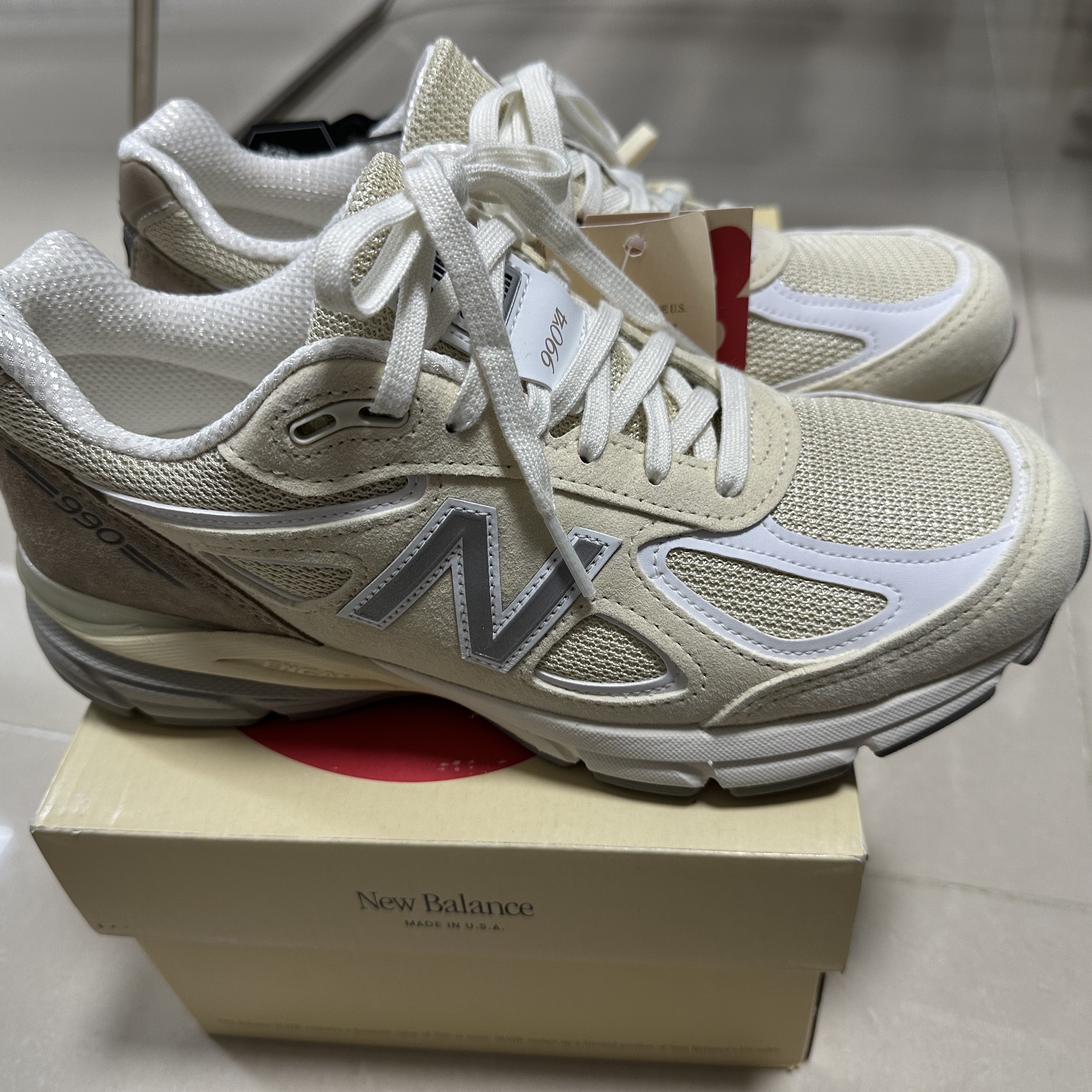New Balance 990v4 Made in USA Cream White 착용 스타일 - 1
