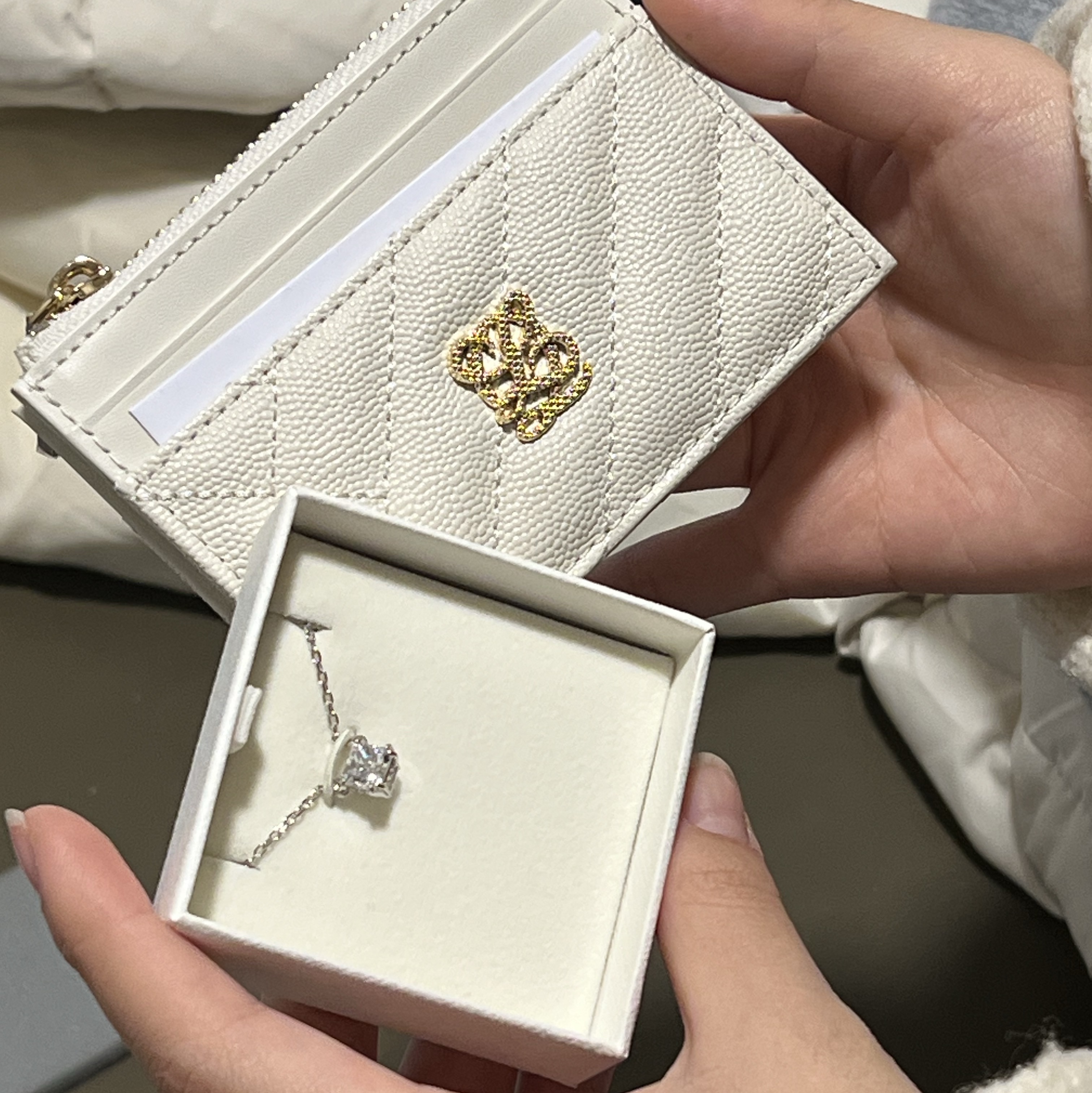 (W) Swarovski Stilla Pendant Square Cut White Rhodium Plated, Louis Quatorze L-Quilting Leather Zip Card Wallet Beige 착용 스타일