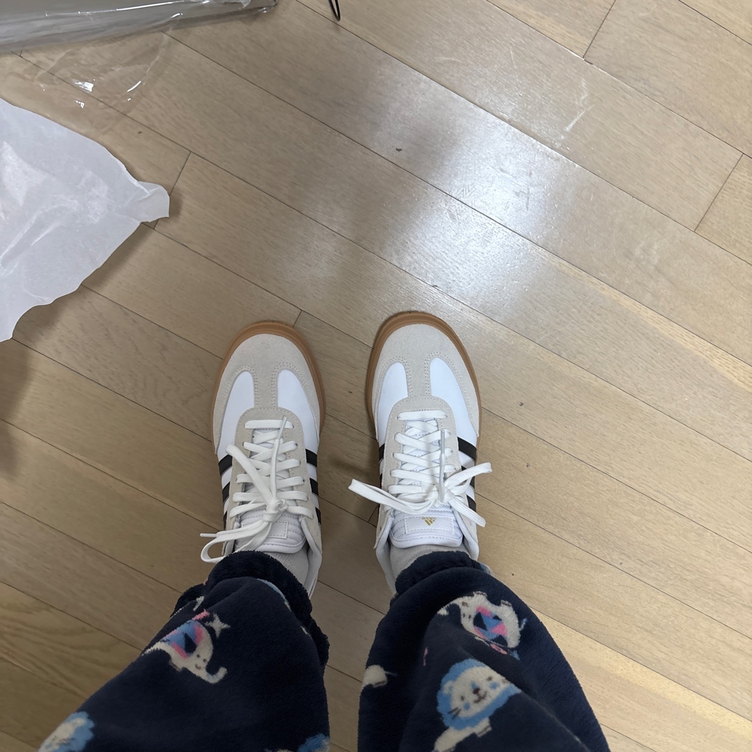 Adidas Gradas Cloud White Core Black 착용 스타일
