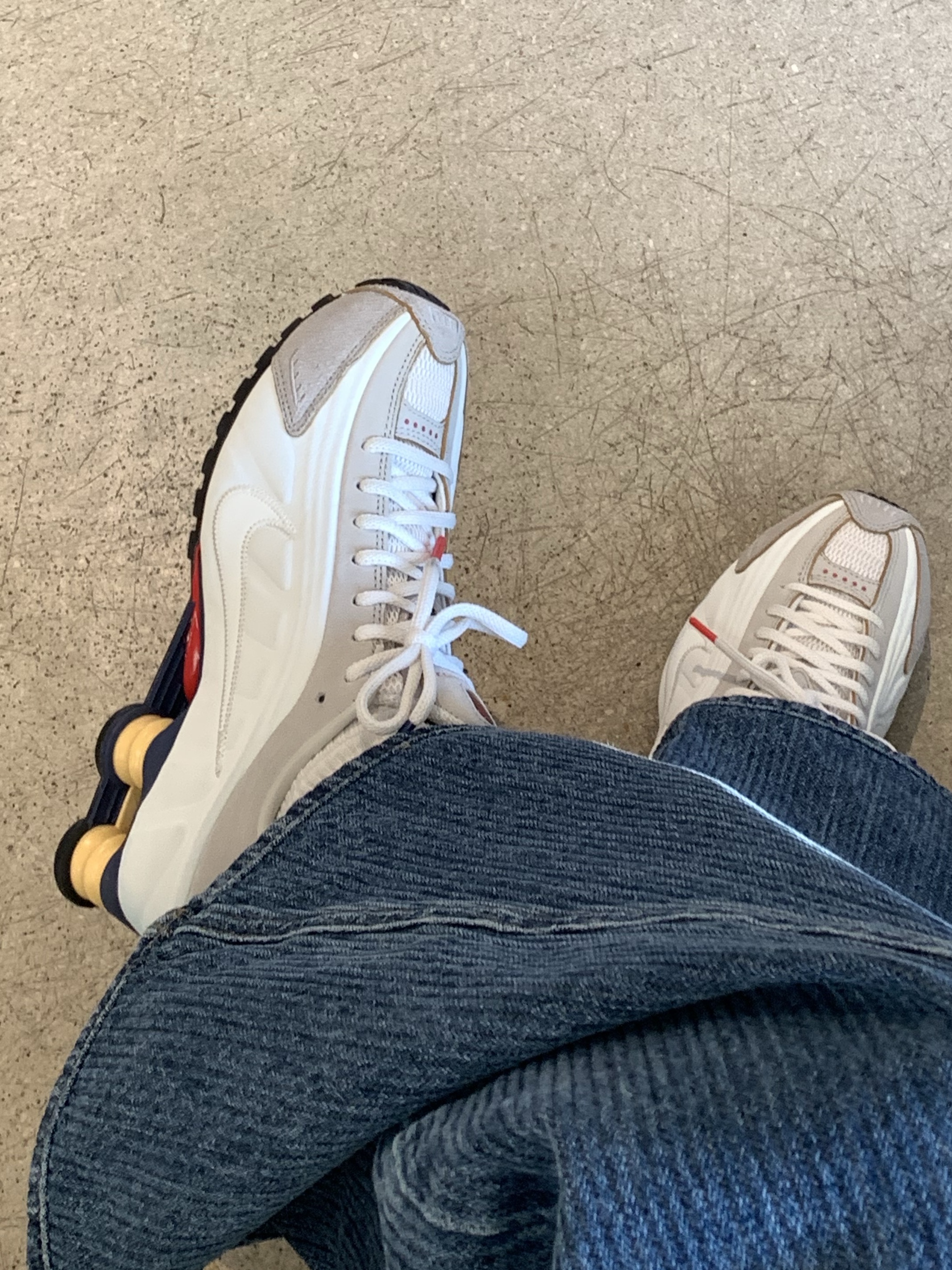 Nike Shox R4 PRM Light Iron Ore and Phantom 착용 스타일
