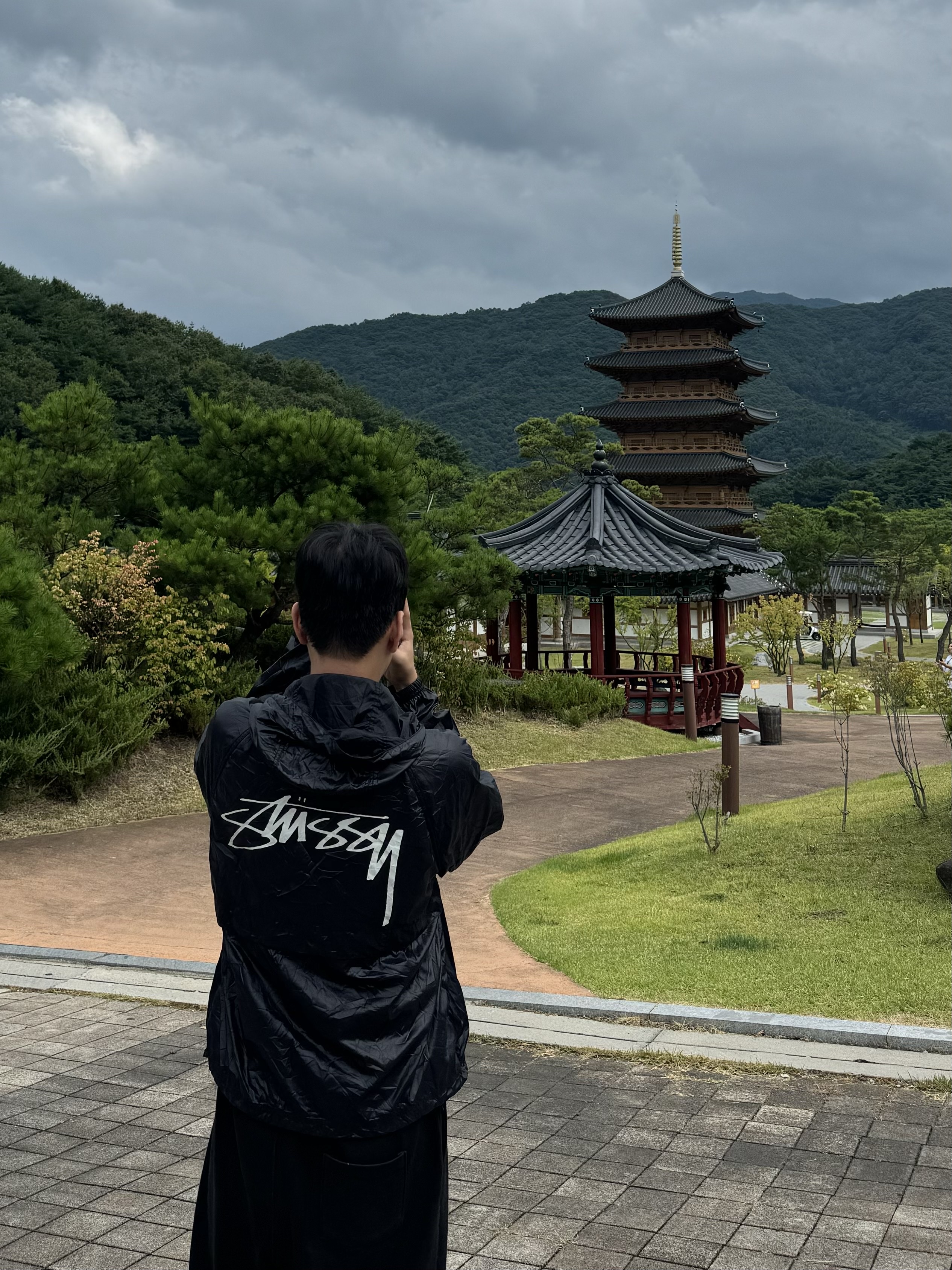 Stussy Beach Shell Wrinkled Nylon Jacket Black 착용 스타일