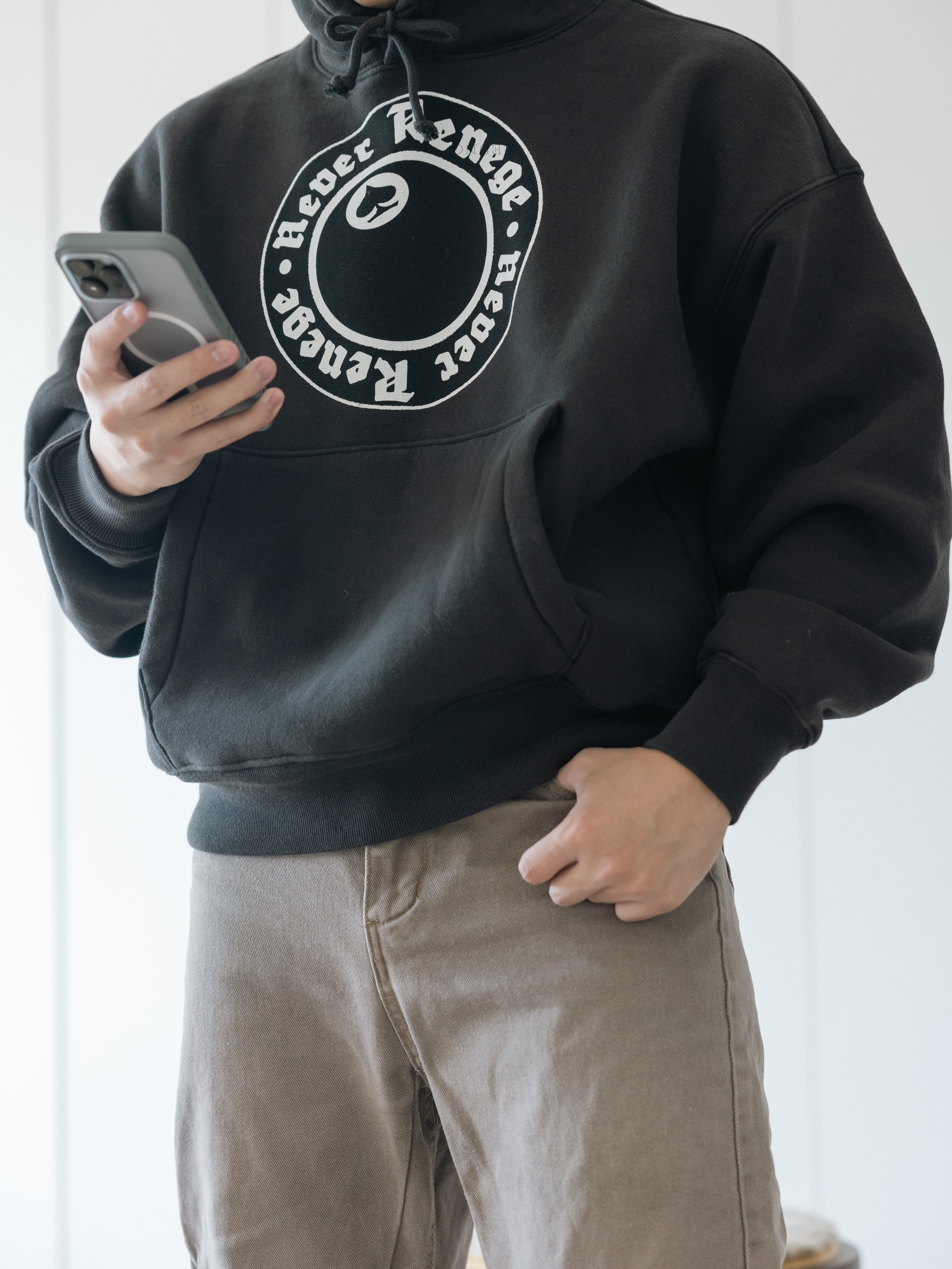 Stussy x Denim Tears Graphic Hoodie Black, Jordan 1 x Travis Scott Retro Low OG SP Reverse Olive 착용 스타일 - 3