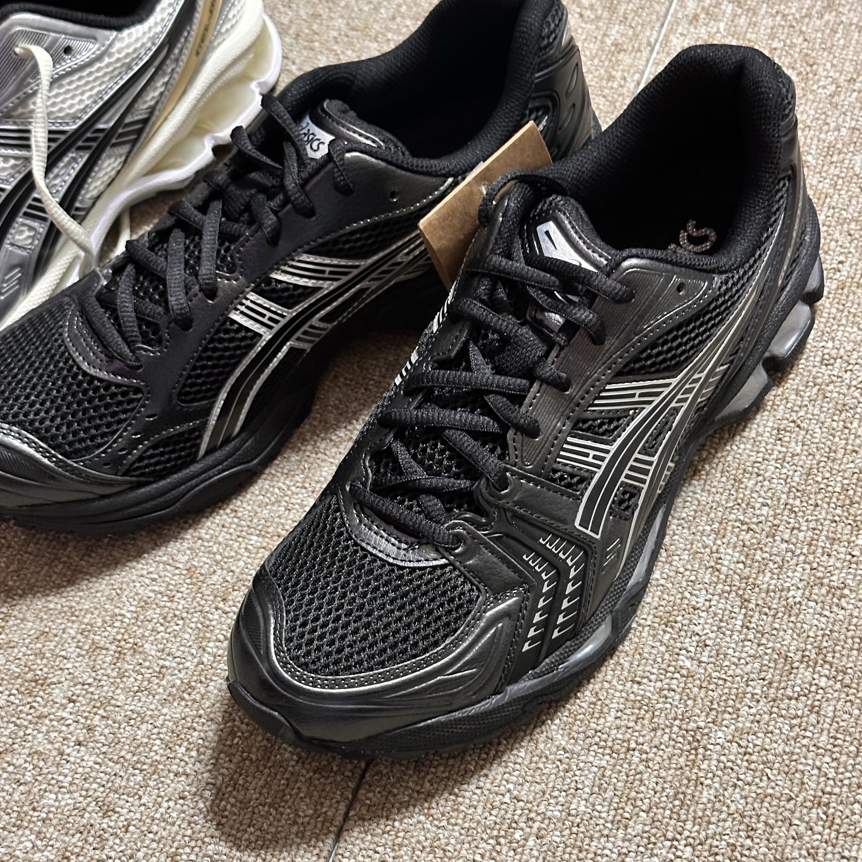 Asics Gel-Kayano 14 Black Pure Silver 착용 스타일 - 3