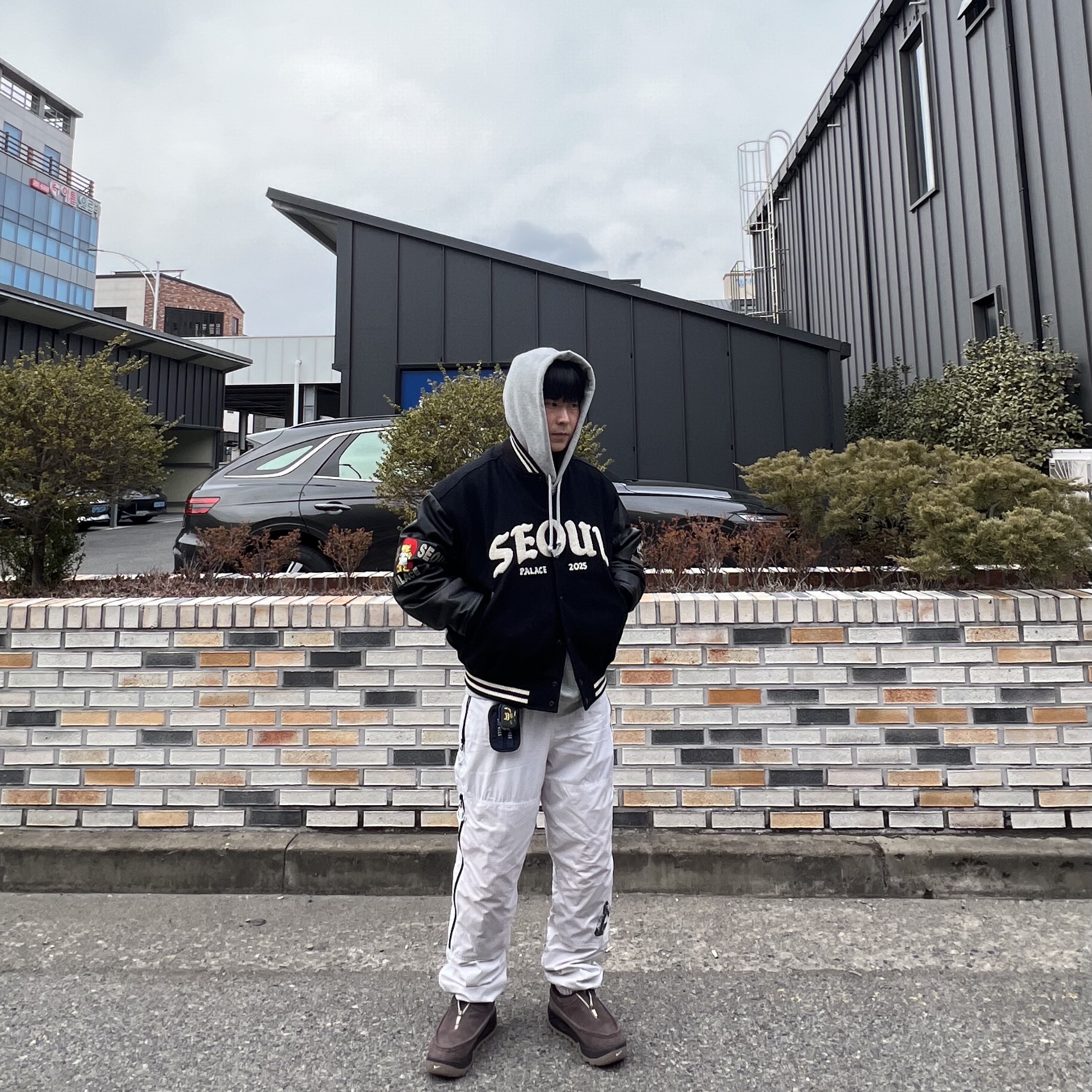 팔라스 서울 2 서울 바시티 자켓 블랙 - 25SS, 팔라스 x 갭 후드 그레이 - 24SS 착용 스타일 - 1