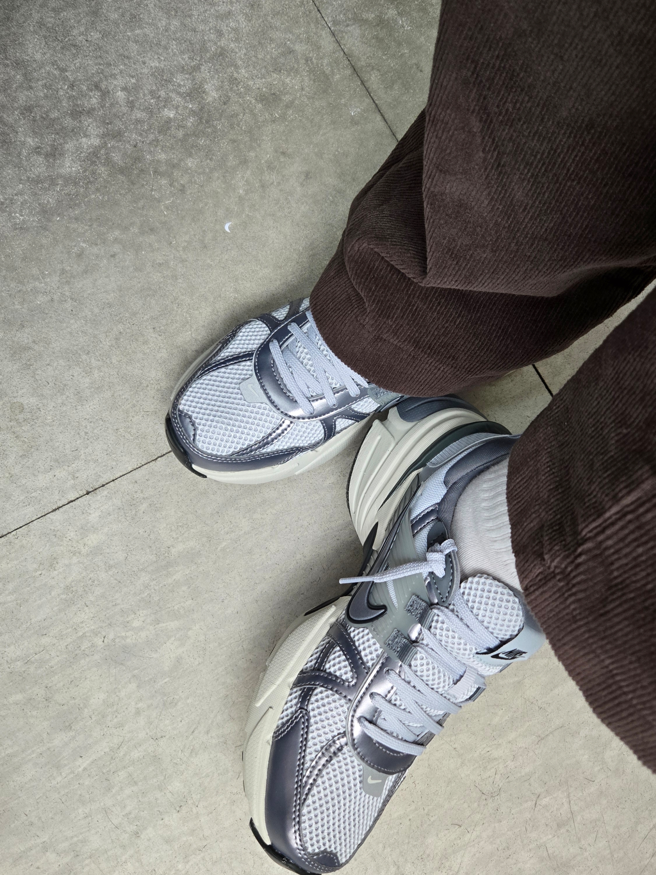 Nike V2K Run Pure Platinum Wolf Grey 착용 스타일