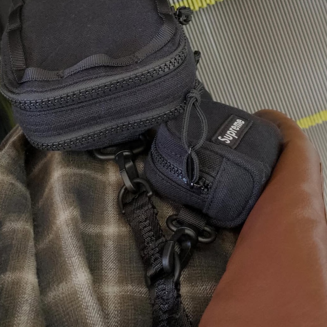 Supreme Camera Bag + Mini Pouch Black - 25SS 착용 스타일