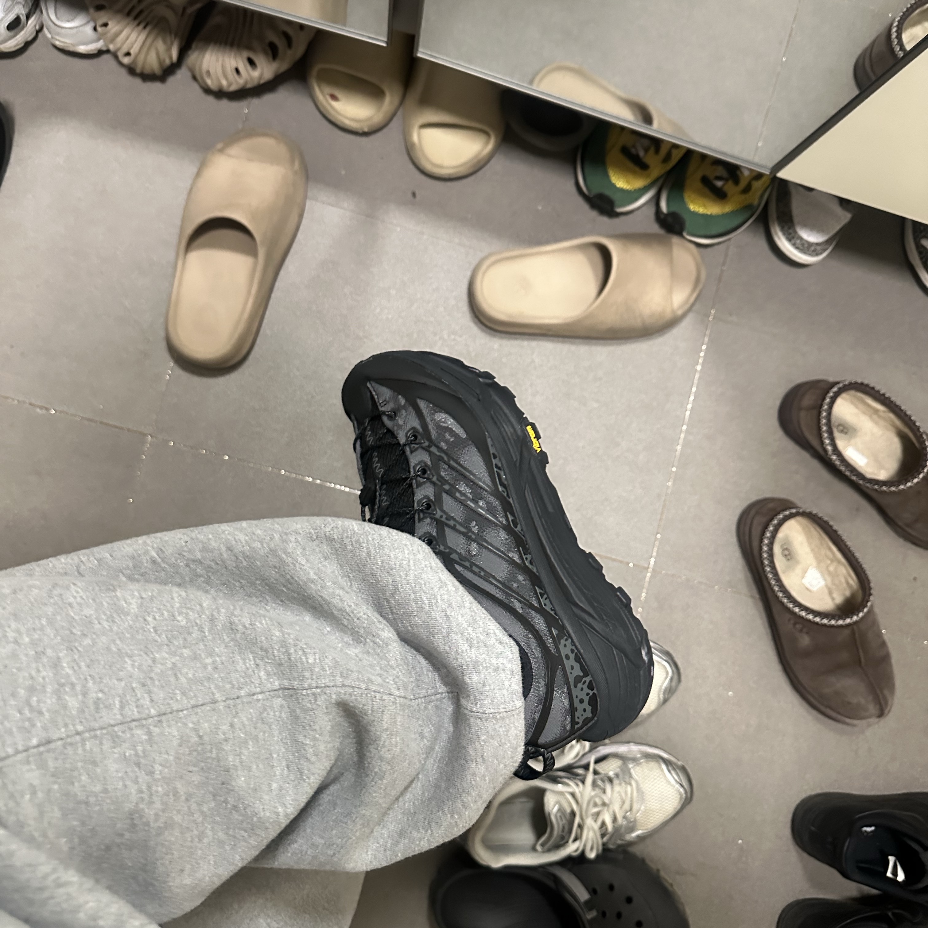 Hoka Mafate Three2 Tech Stealth Black 착용 스타일