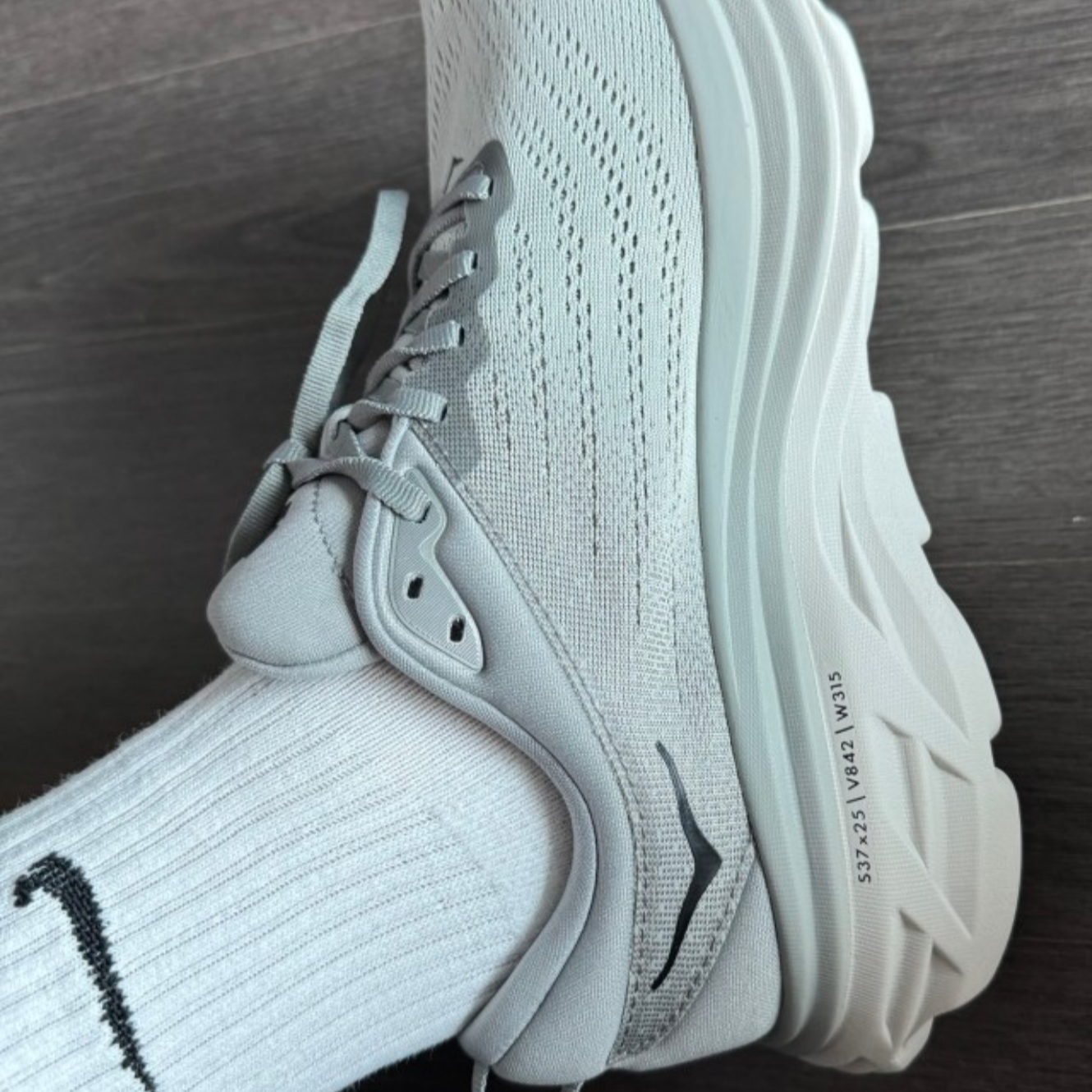 Hoka Bondi 8 Shark Grey - Wide 착용 스타일 - 3