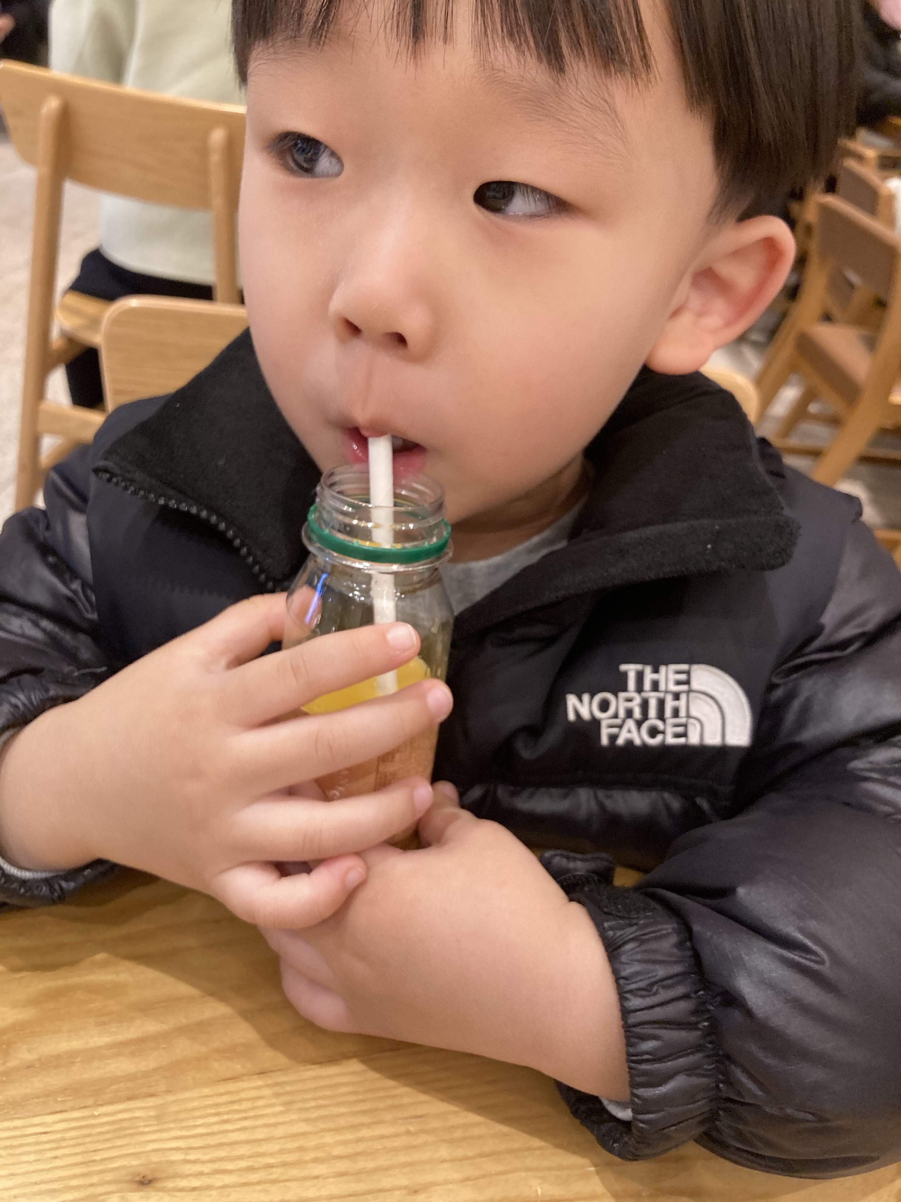 (Kids) The North Face 1996 Eco Nuptse Down Jacket Real Black 착용 스타일 - 1