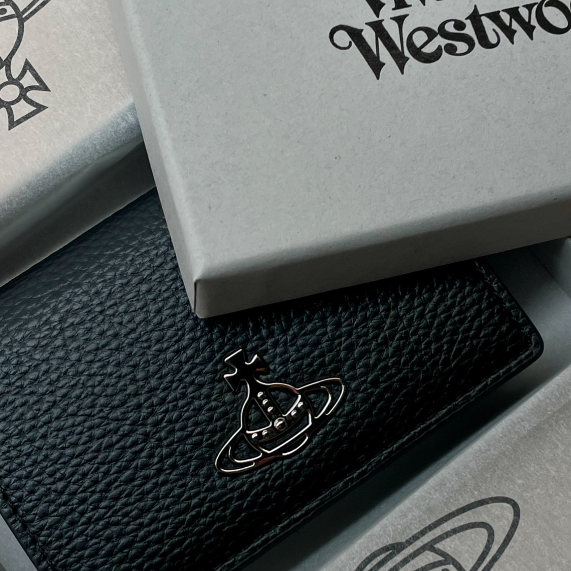 Vivienne Westwood Synthetic Card Holder Black 착용 스타일