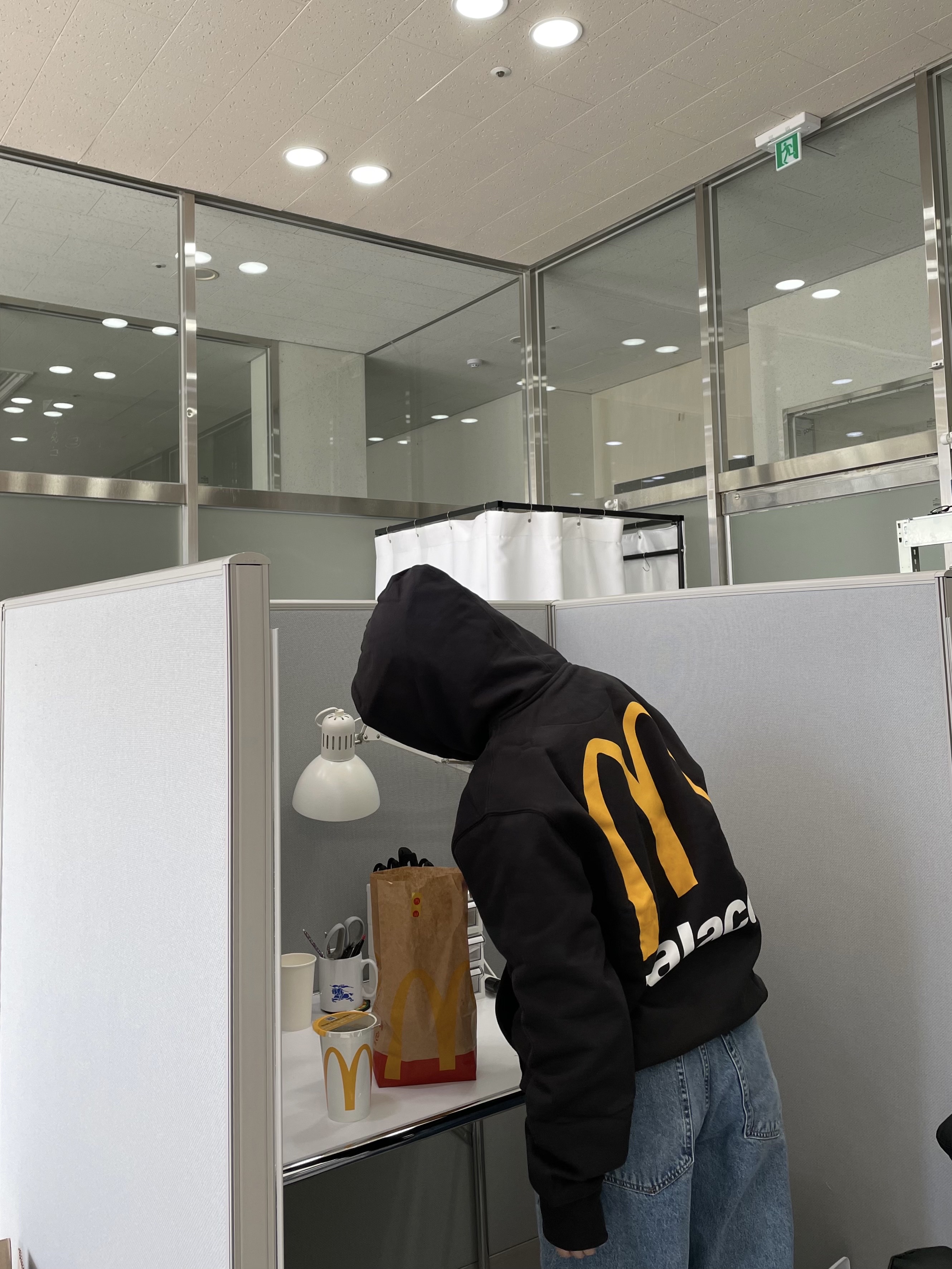 Palace x McDonald's Logo Hood Black - 23FW 착용 스타일 - 3