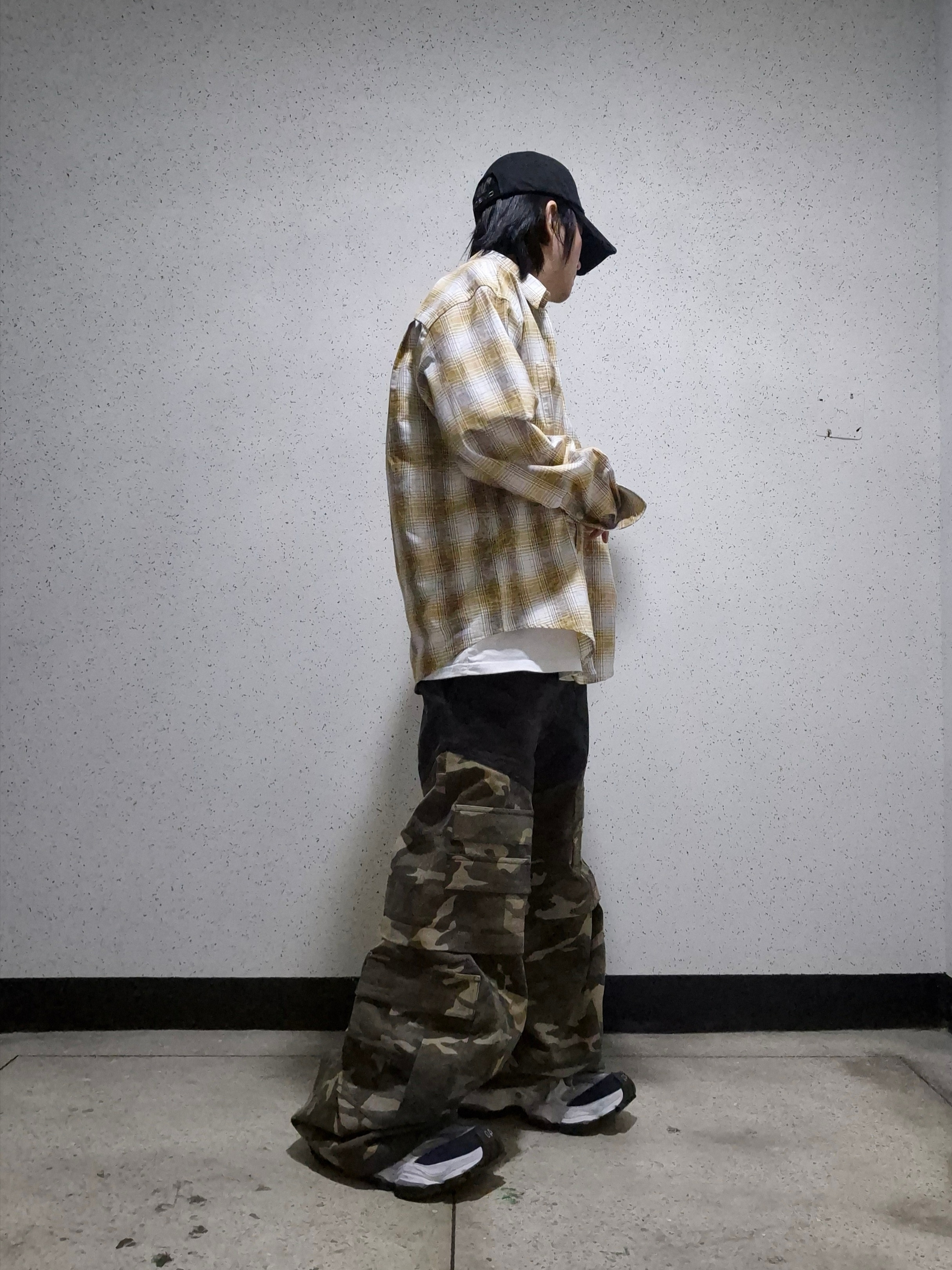 발렌시아가 카고 스니커즈 화이트 그레이 착용 스타일 - 4