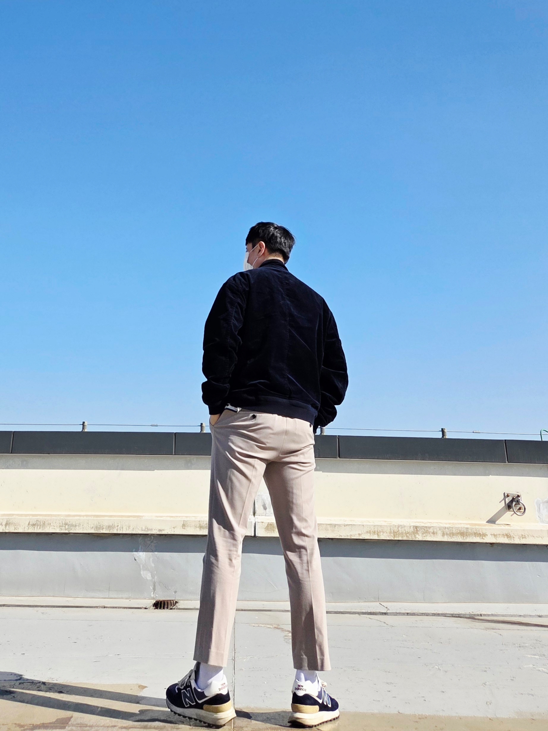 뉴발란스 574 레거시 네이비, 세인트 제임스 메르디앙 모던 스트라이프 세일러 셔츠 에크루 마린 착용 스타일 - 6