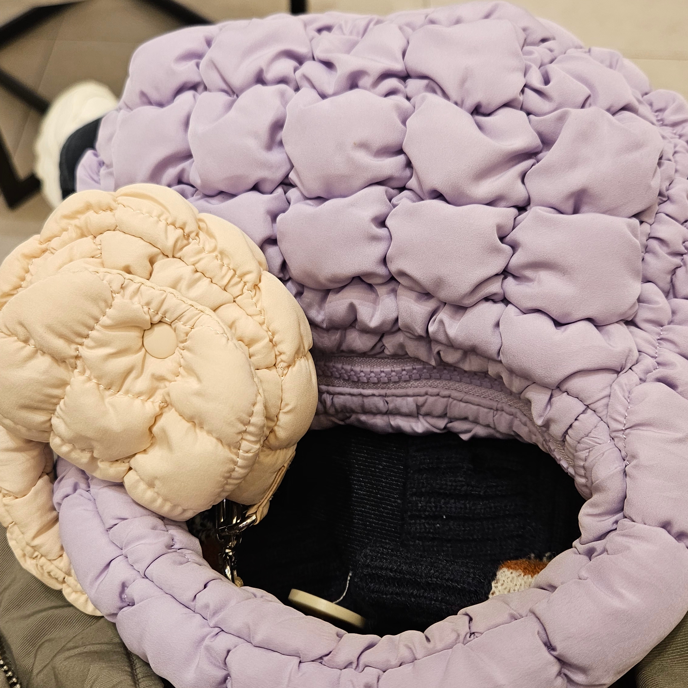 COS Quilted Micro Bag Purple, COS Quilted Nano Bag Beige 착용 스타일 - 2