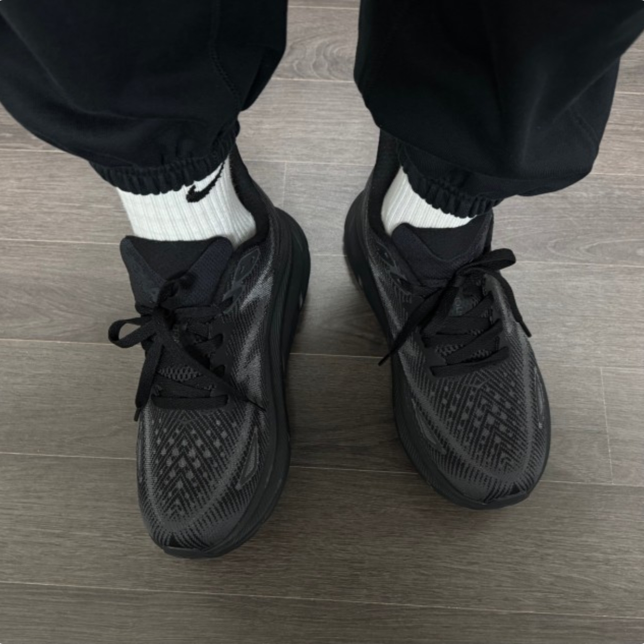 Hoka Clifton 9 Black - Wide 착용 스타일 - 4