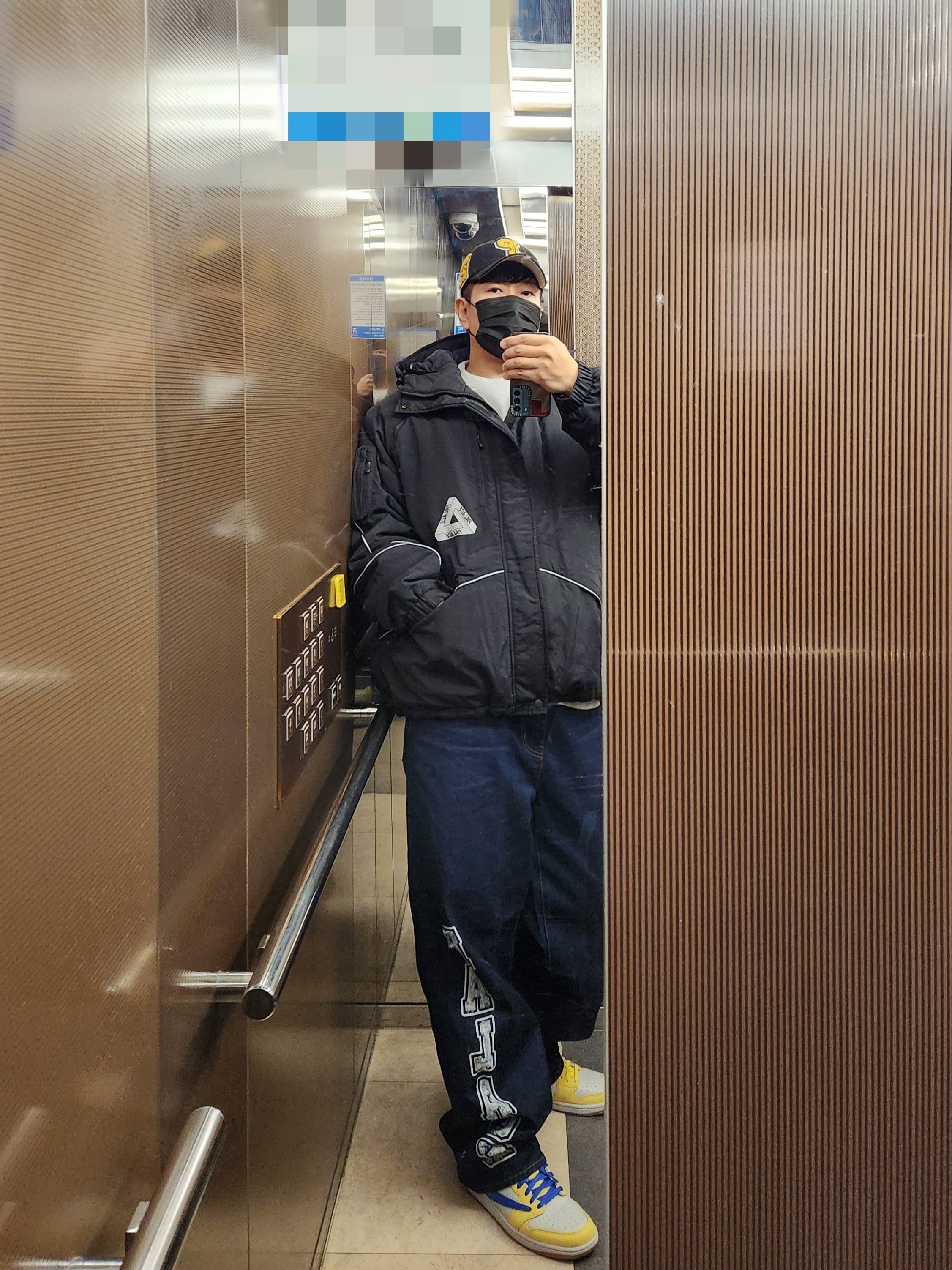 Palace Varsity Chenille 6-Panel Black - 22FW, Palace P-Tech Hooded Jacket Black - 23FW 착용 스타일 - 1