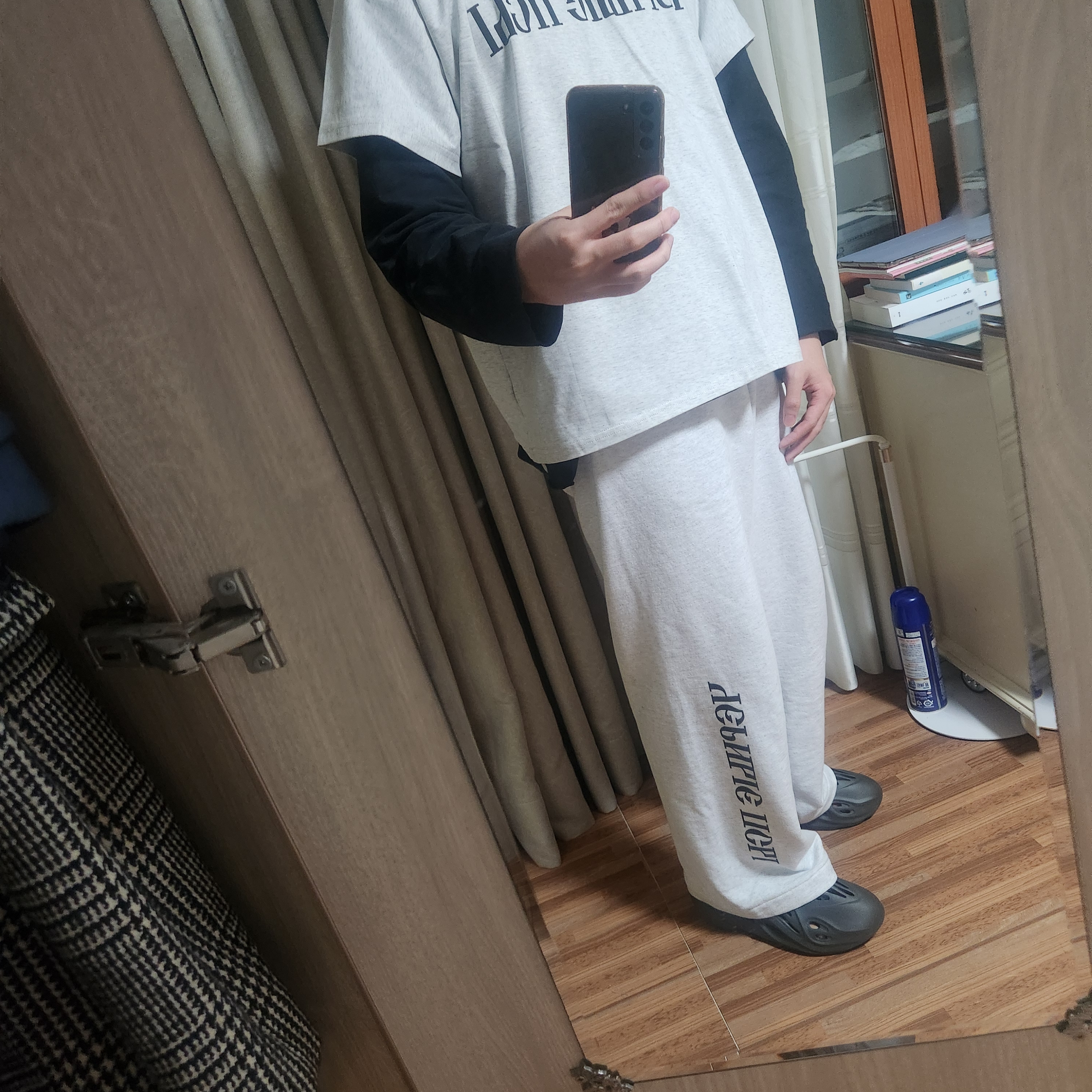 Yeezy x Gosha Rubchinskiy YZY Black Dogs T-Shirt Heather Grey, Yeezy x Gosha Rubchinskiy YZY Black Dogs Jogger Heather Grey 착용 스타일