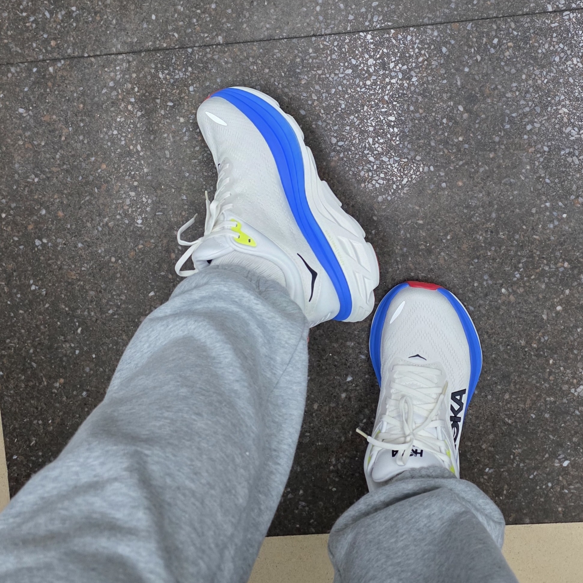 Hoka Bondi 8 Blanc de Blanc Virtual Blue - Wide 착용 스타일 - 2