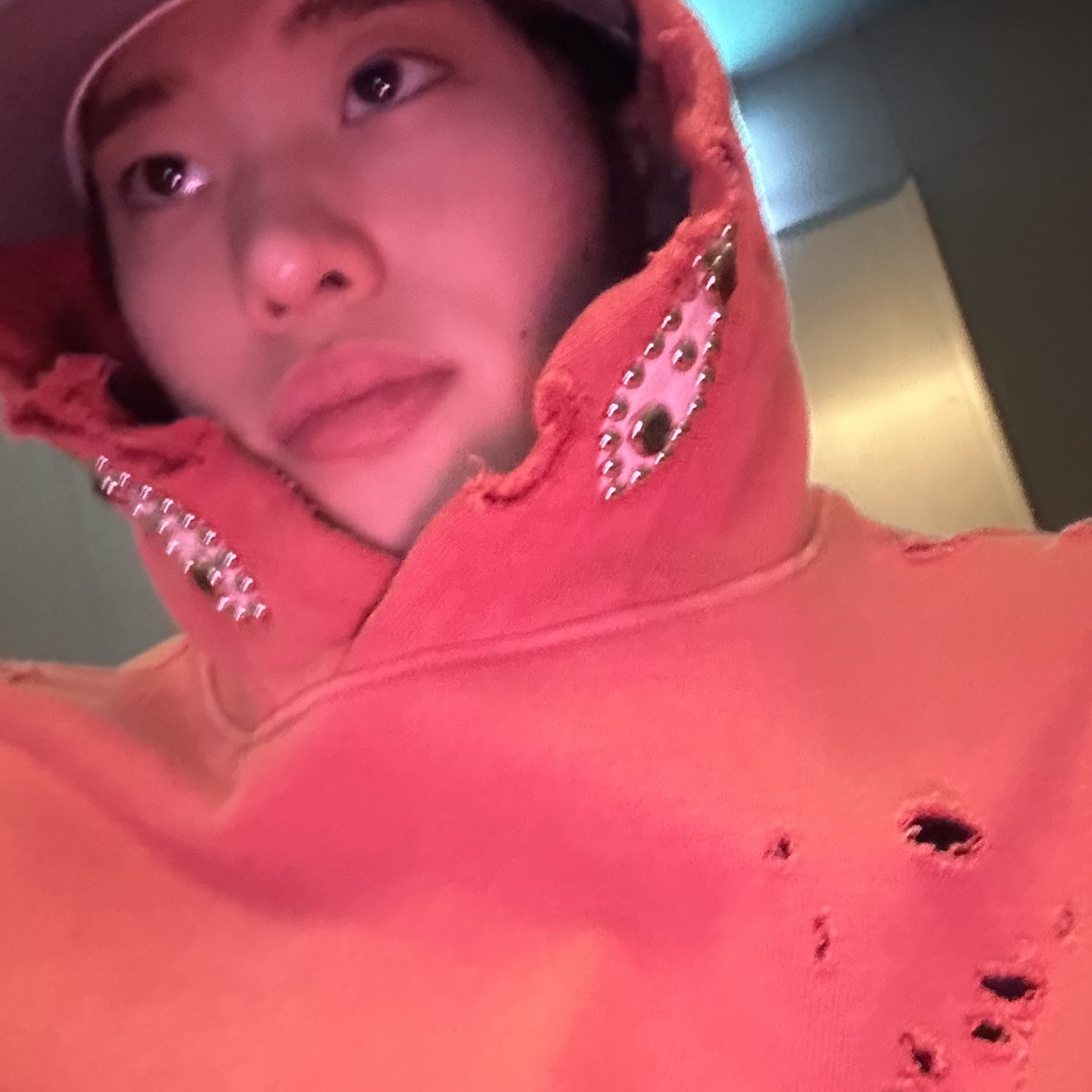 Kapital Thriller Damaged Fleece Hooded Sweatshirt Studs Red 착용 스타일 - 2