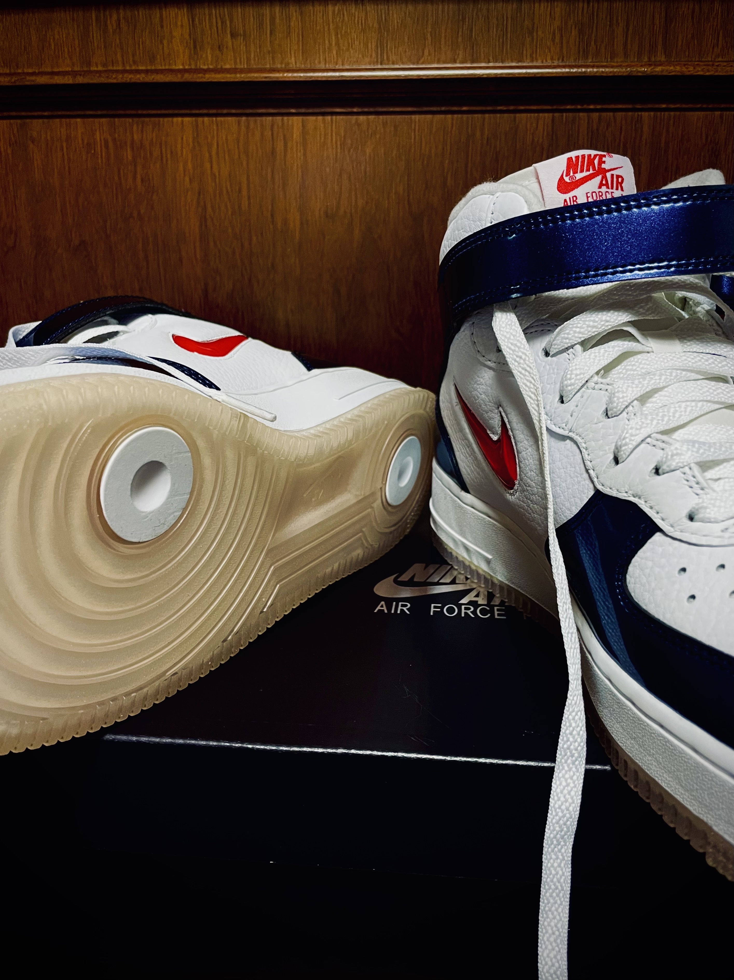 Nike Air Force 1 Mid QS University Red and Midnight Navy 착용 스타일 - 2