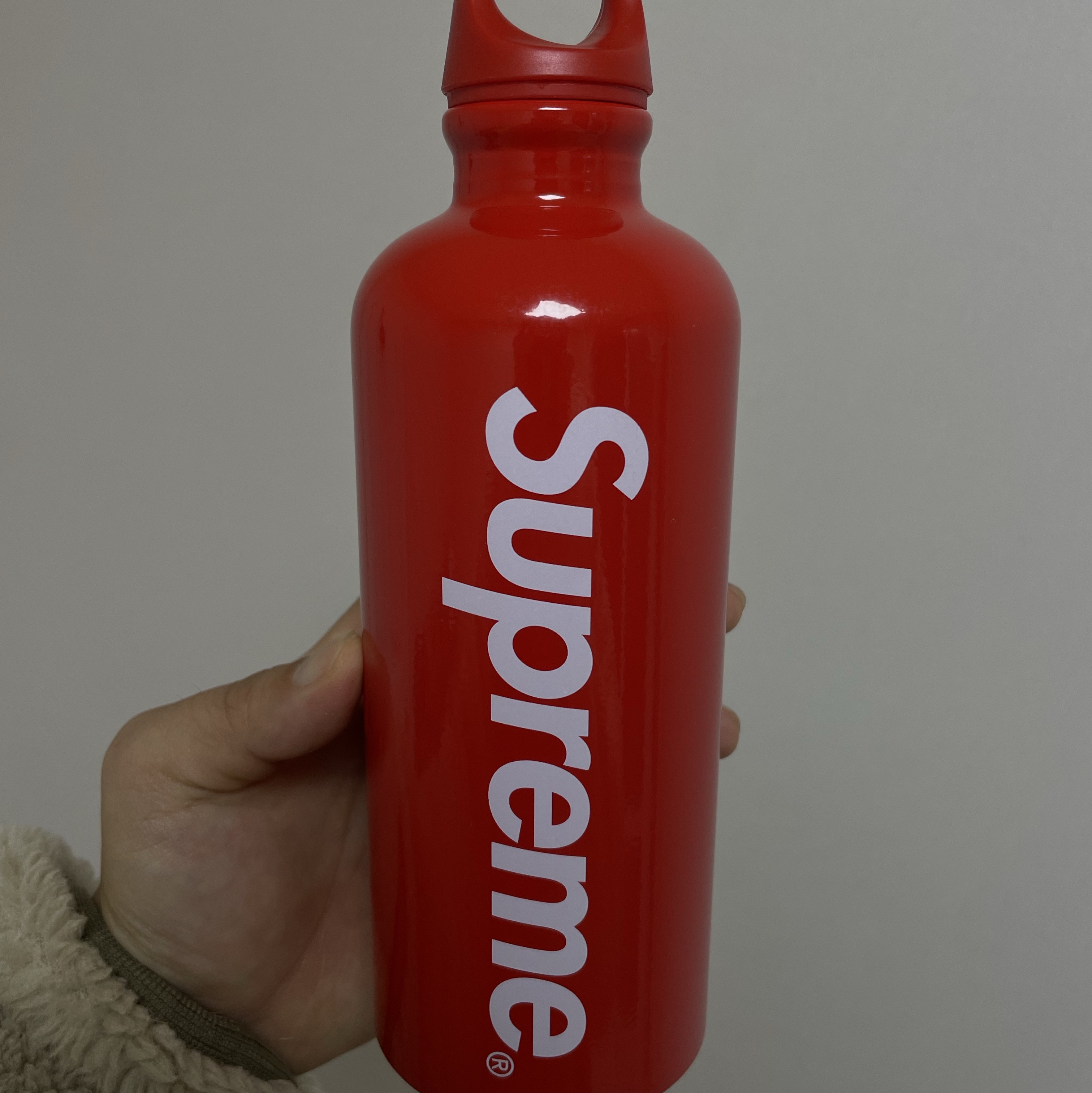 Supreme x Sigg Traveller 0.6L Water Bottle Red - 23SS 착용 스타일