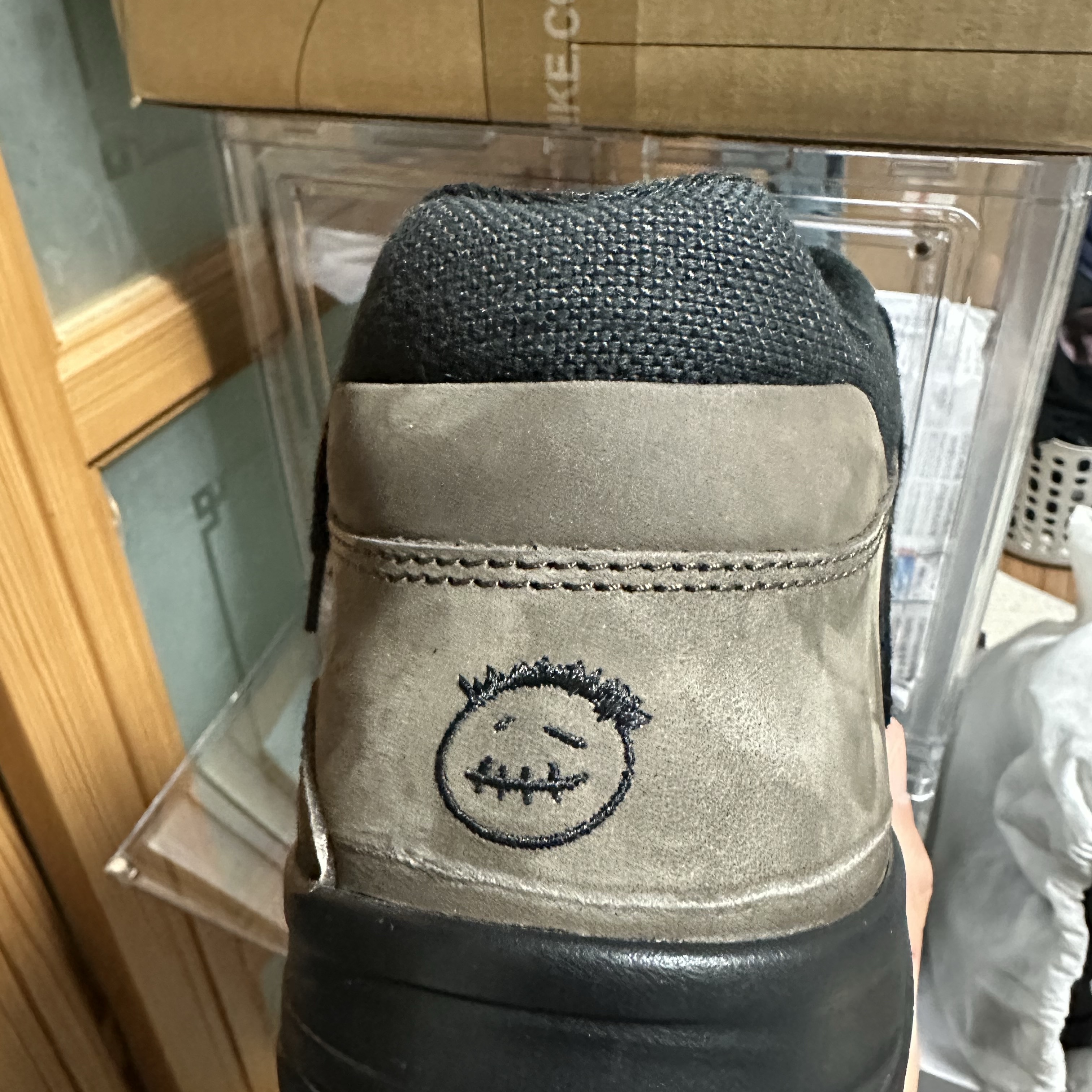 Jordan x Travis Scott Jumpman Jack TR Black and Dark Mocha 착용 스타일 - 2