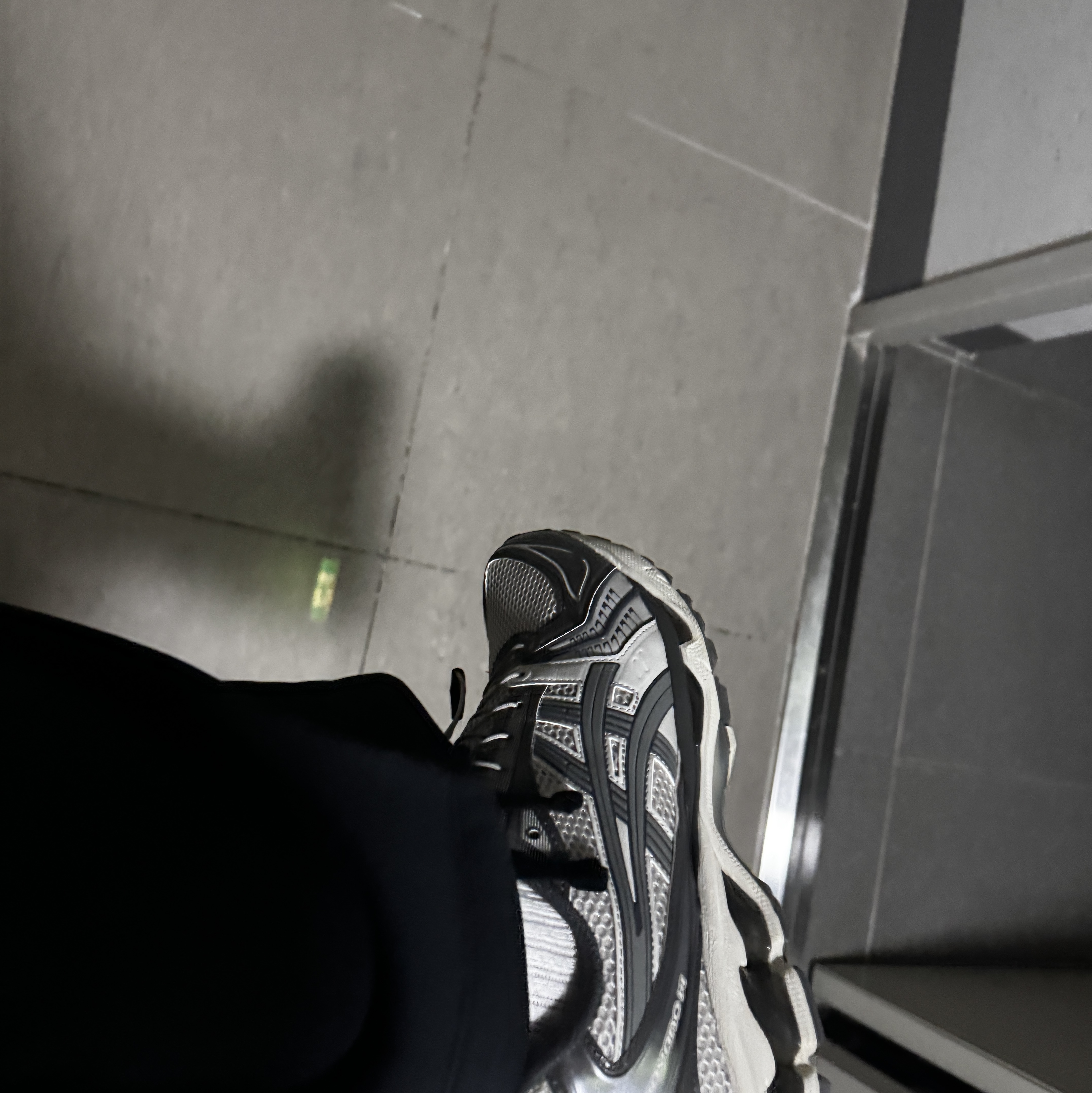 Asics Unlimited Gel-Kayano 14 Oyster Grey Clay Grey 착용 스타일